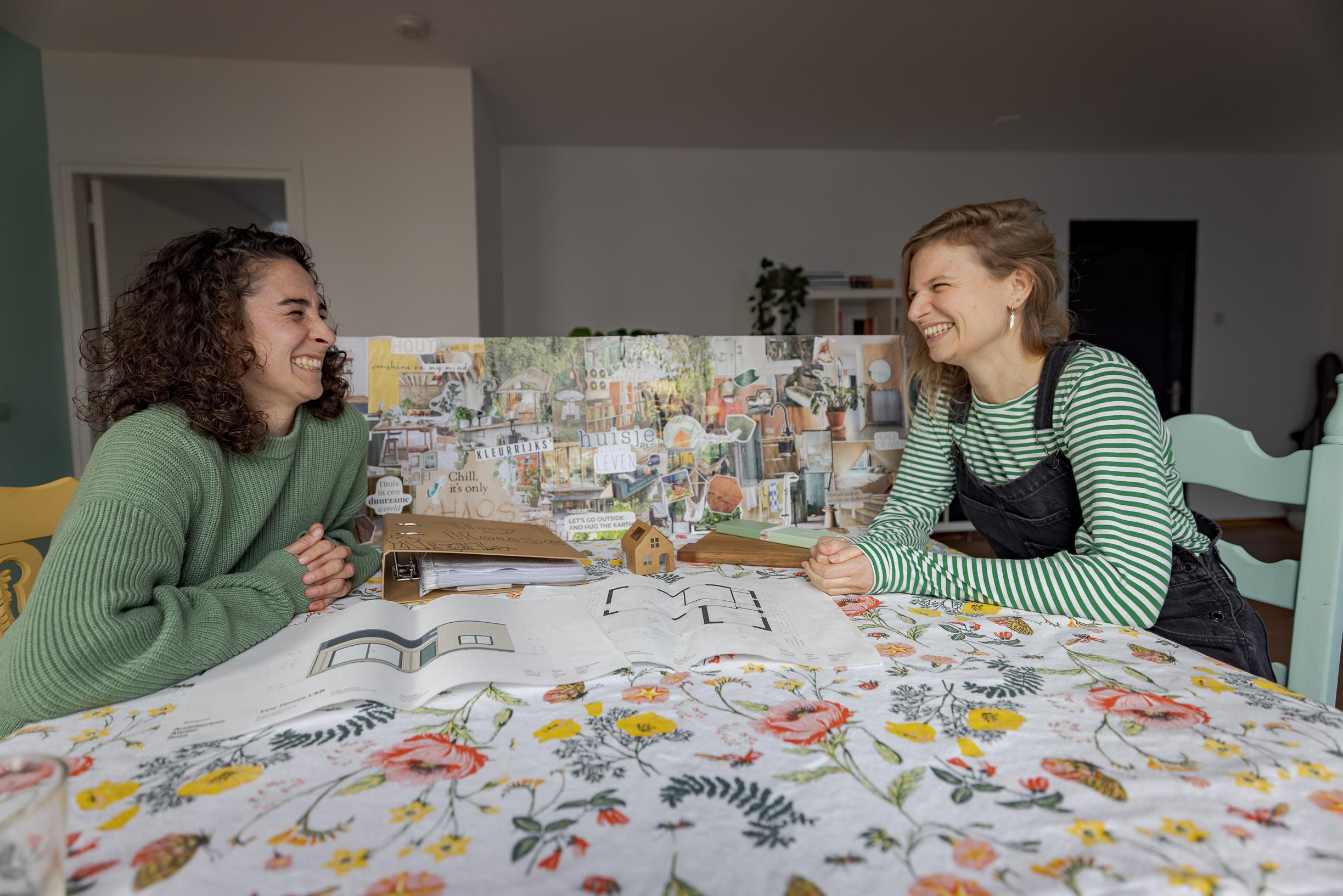 Eerste bewoners trekken in hun Schimmertse tiny house; Bo en Lisa nog niet, maar ze kunnen niet wach