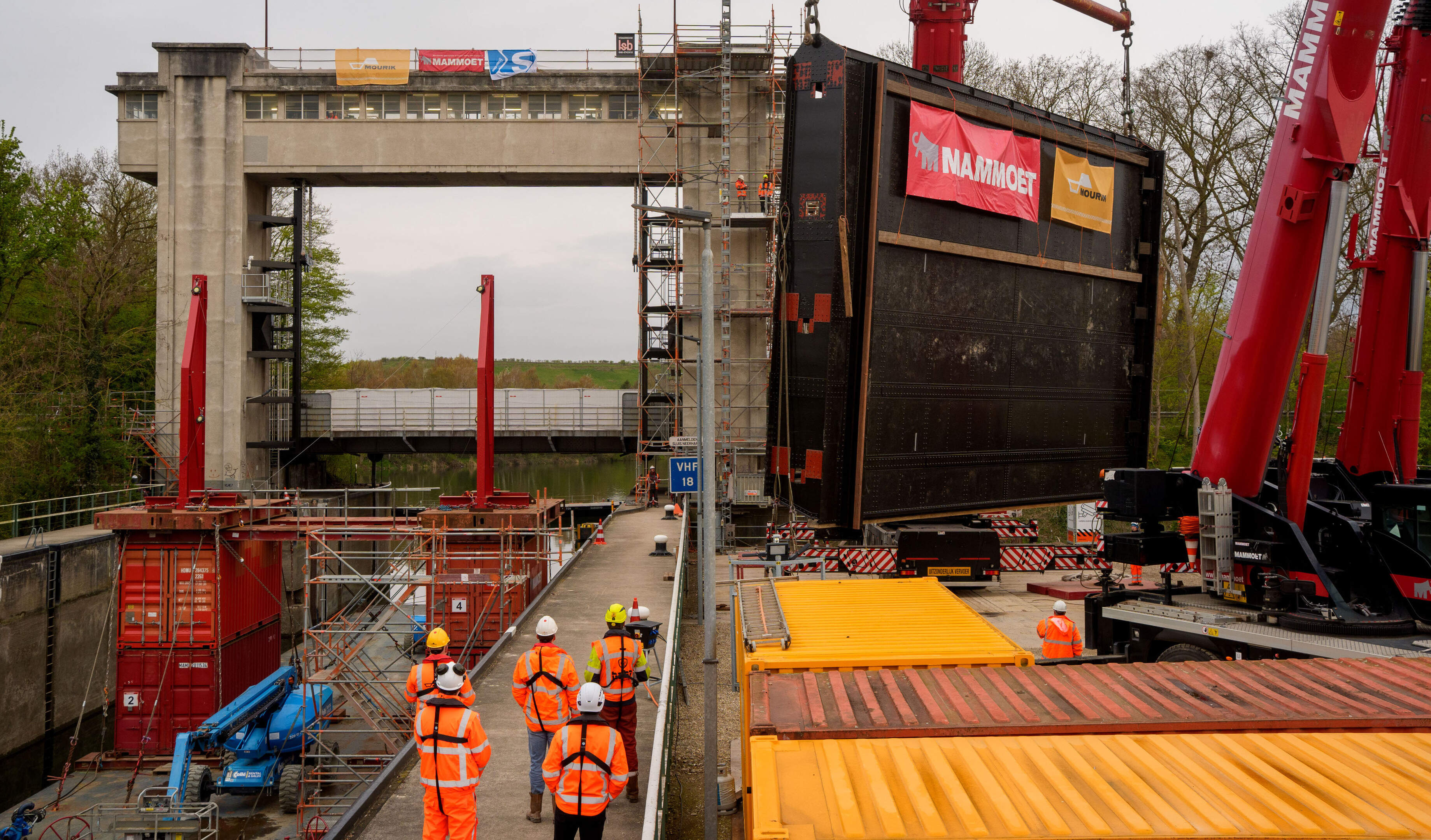 Bijna antieke sluisdeur van 70 ton wordt bij Bosscherveld terug op plek gehesen: ‘Raadsel hoe ze dat