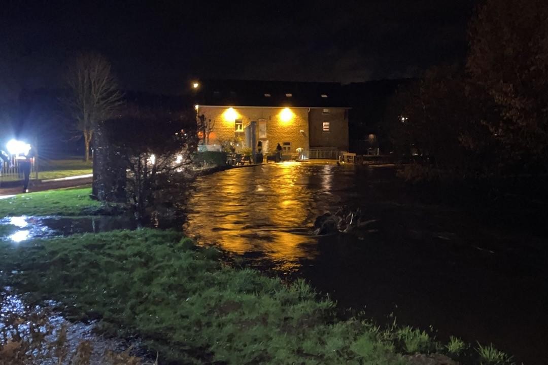 Brandweer slaat groot alarm vanwege hoogwater Geul