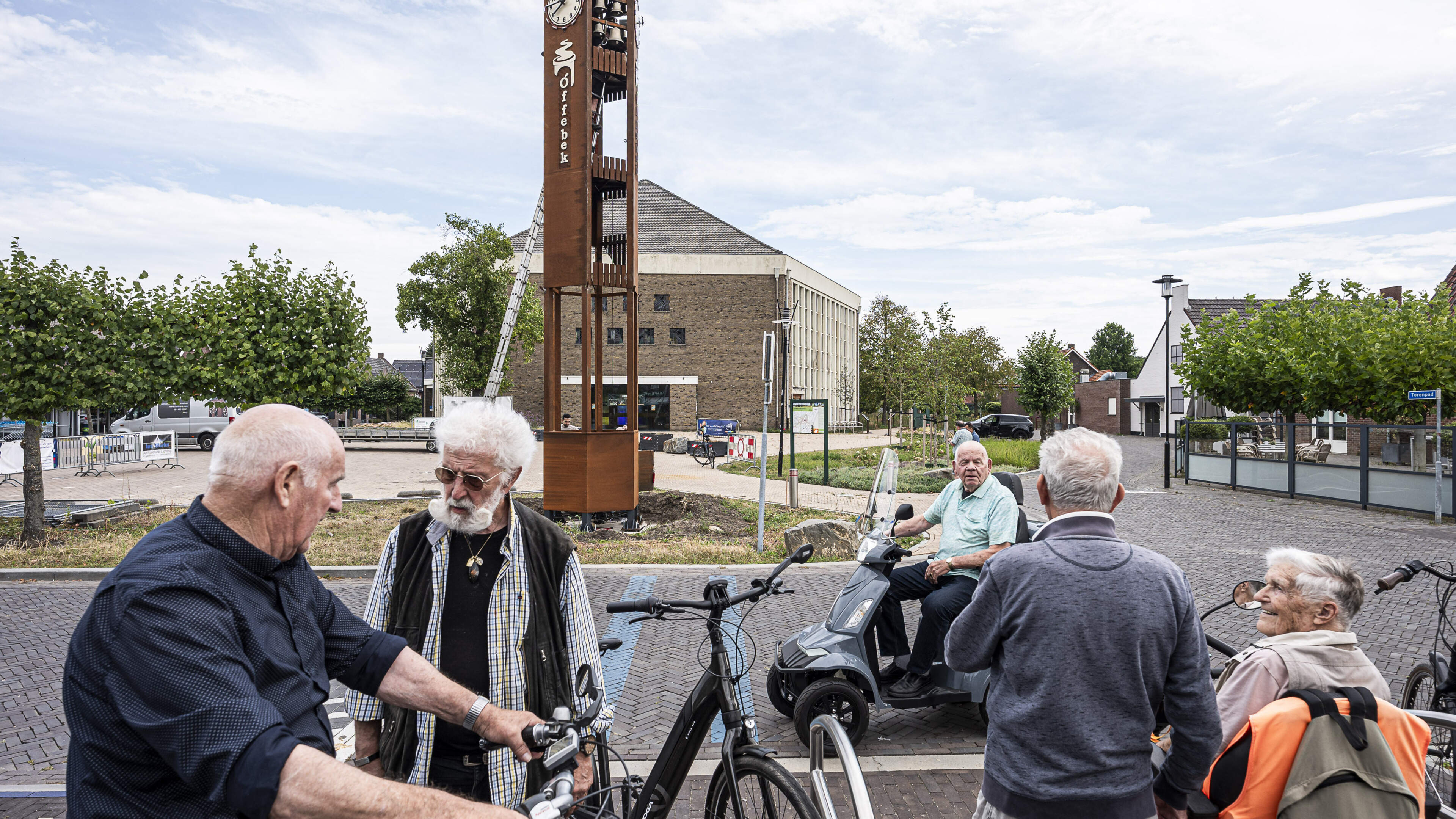 In beeld: Offenbeek heeft weer een carillontoren