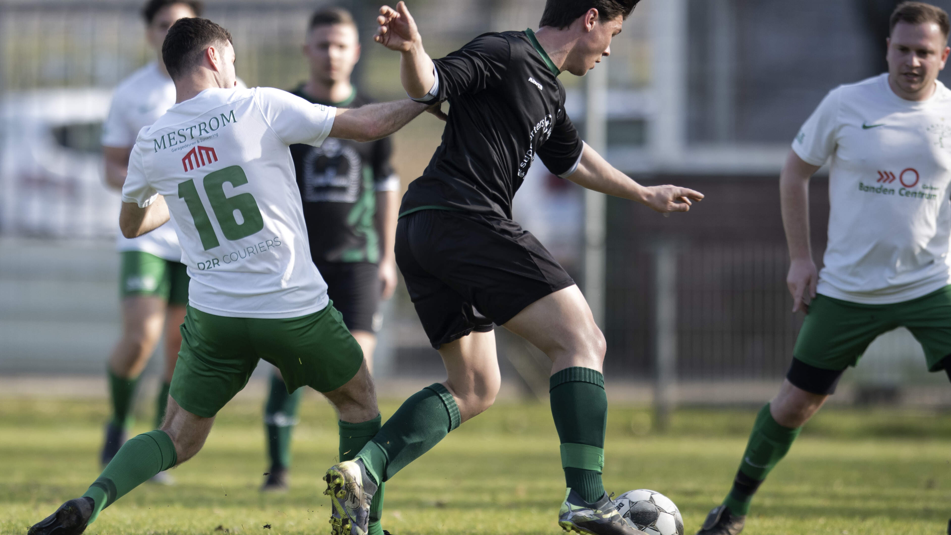 Wereld van verschil in voorbereiding aan vooravond van derby tussen Born en FC Ria: ‘Als er drie of 