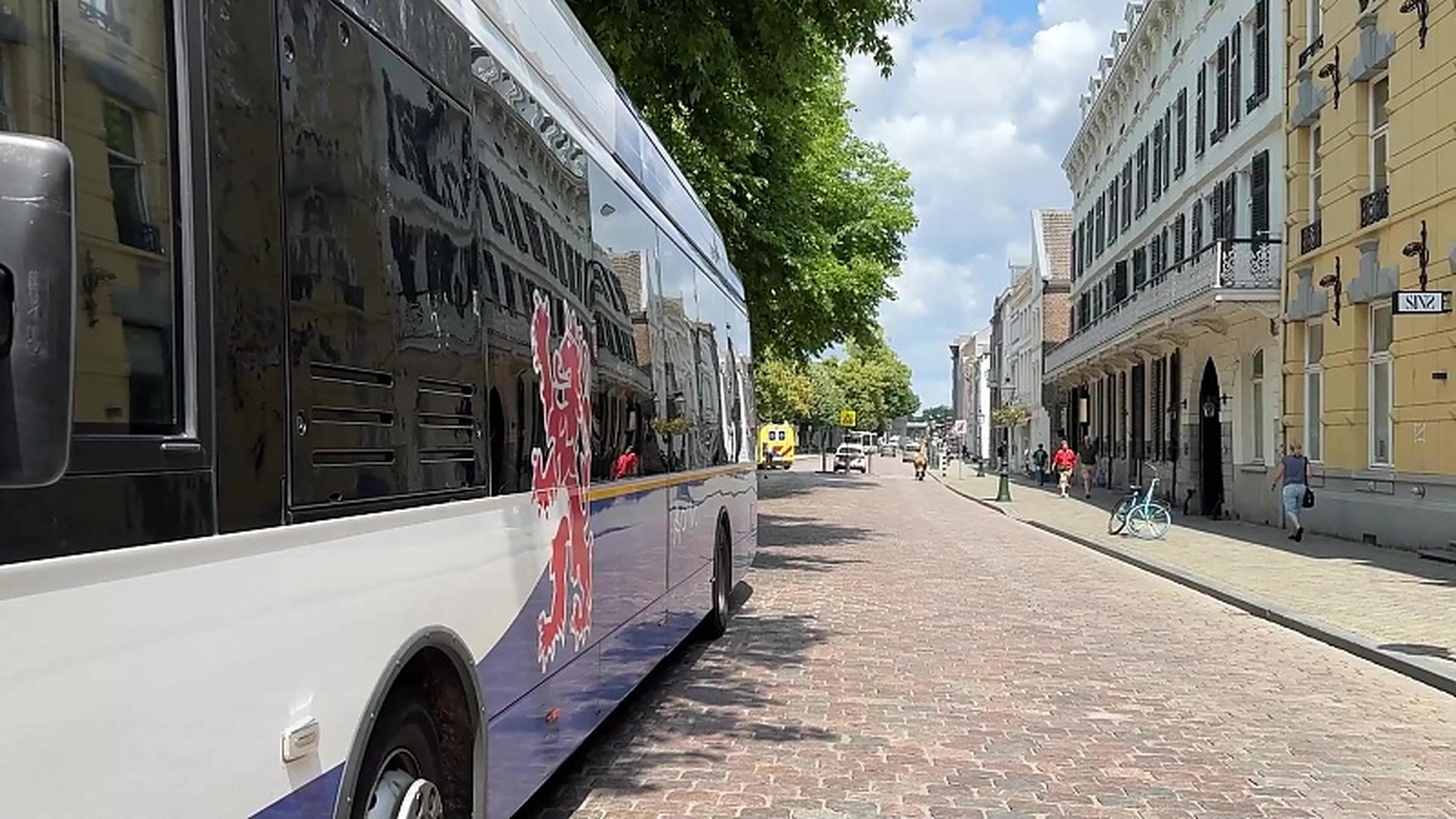 Vrouw in rolstoel gewond na botsing met bus in Maastricht