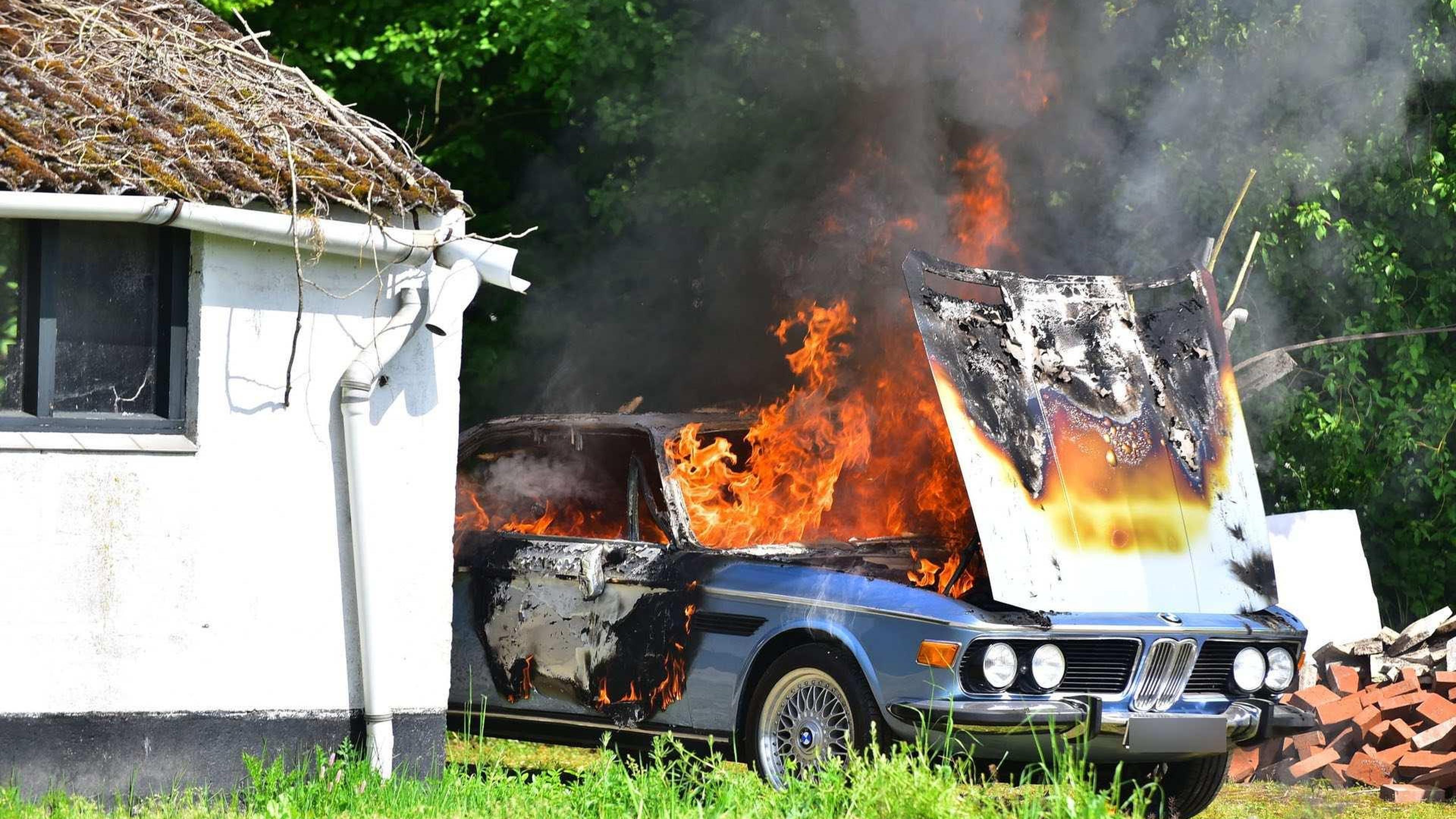 Oldtimer gaat in vlammen op in Nederweert