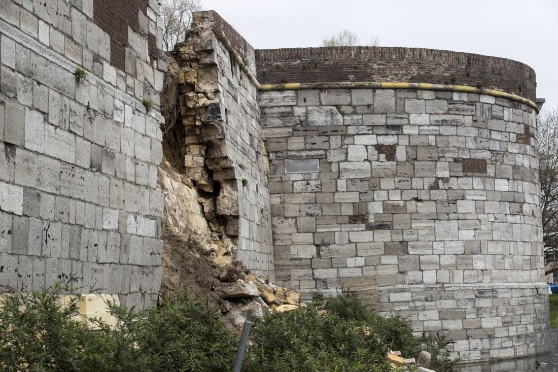 Met meetapparatuur wordt bekeken of Maastrichtse stadswal nu ook ‘uitbuikt’