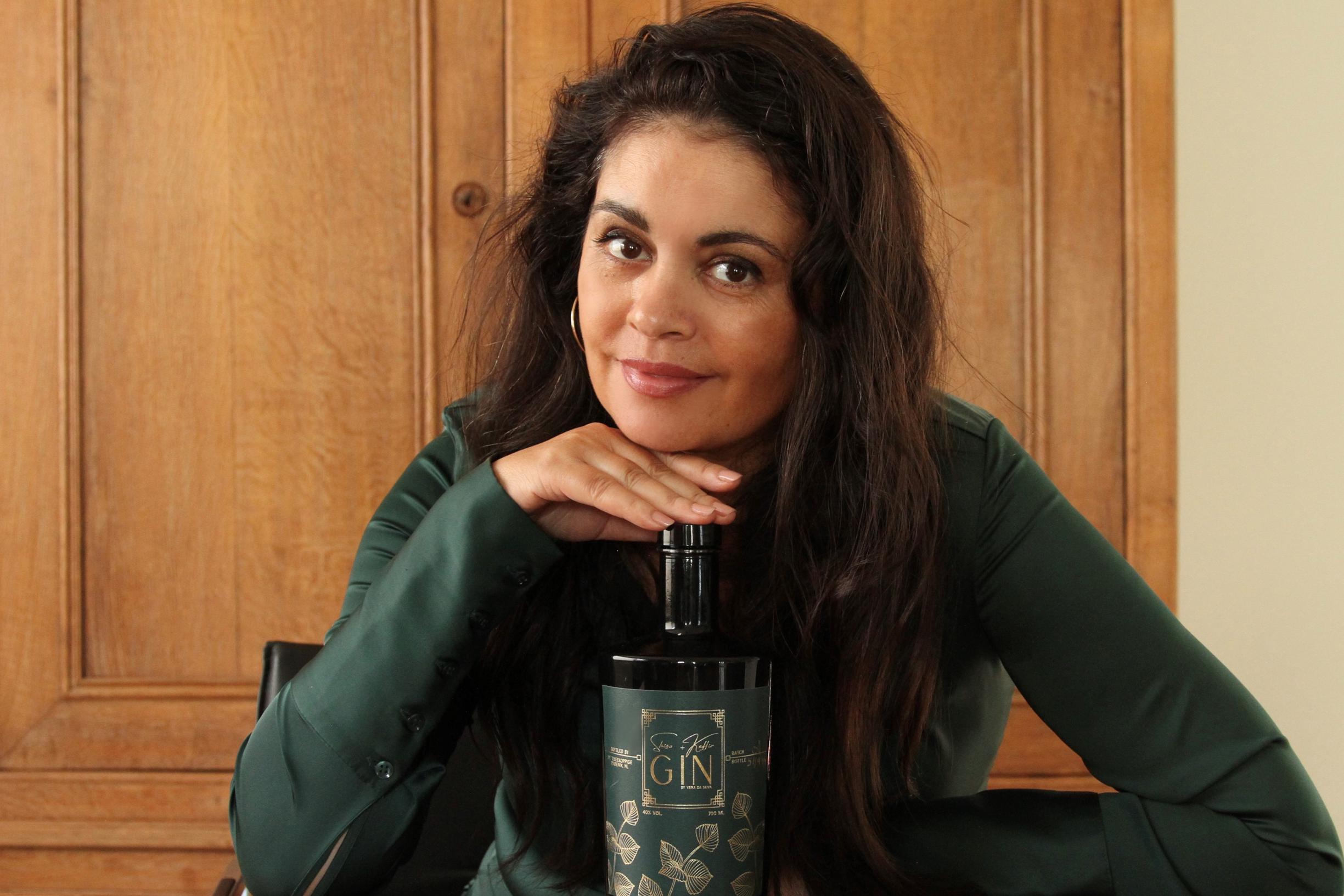 Vera gaat met haar eigen gin terug naar de kern | De Limburger