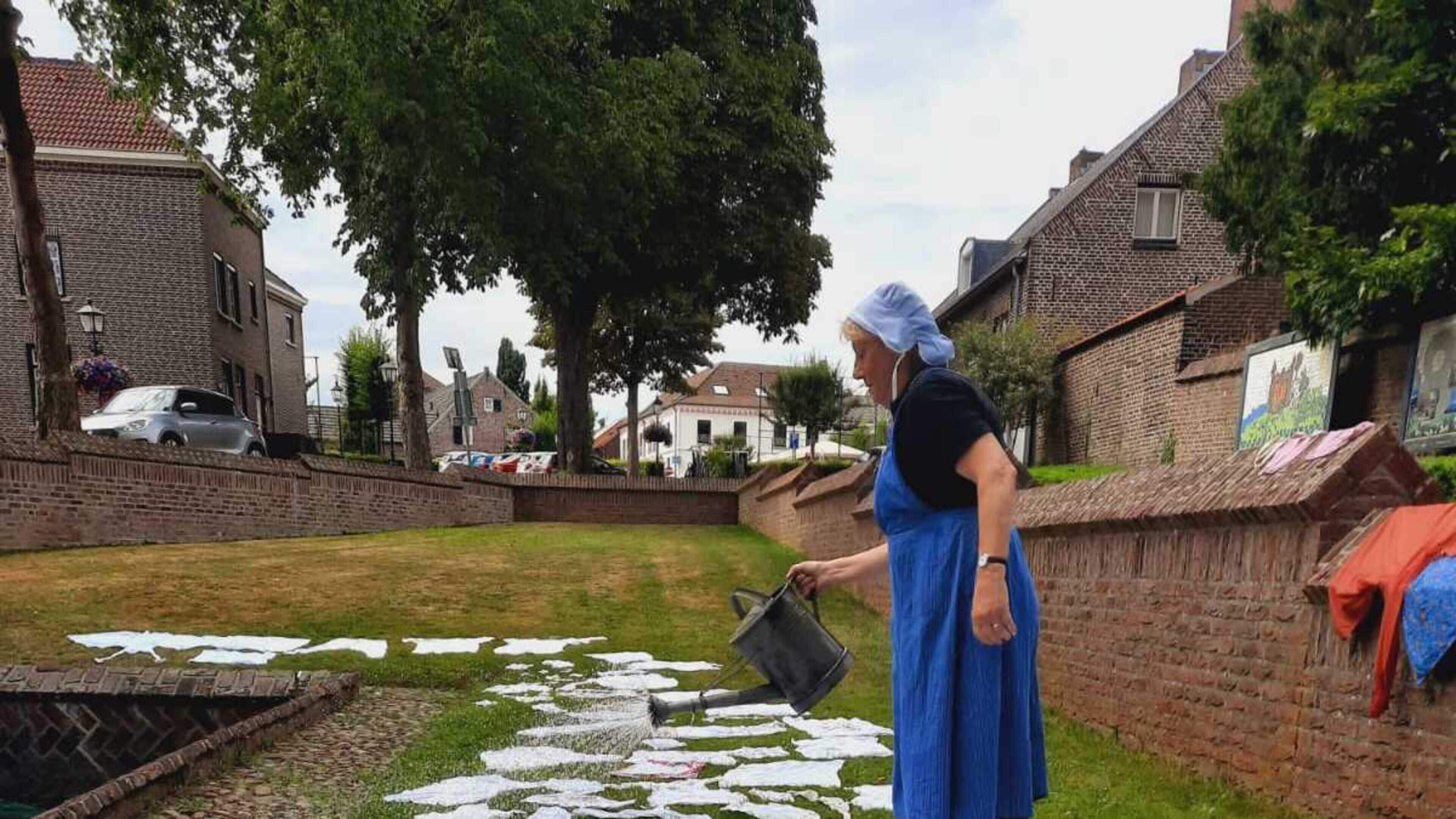 Historische wasdemonstratie bij de Sprunk; de oude waterbron in Baarlo