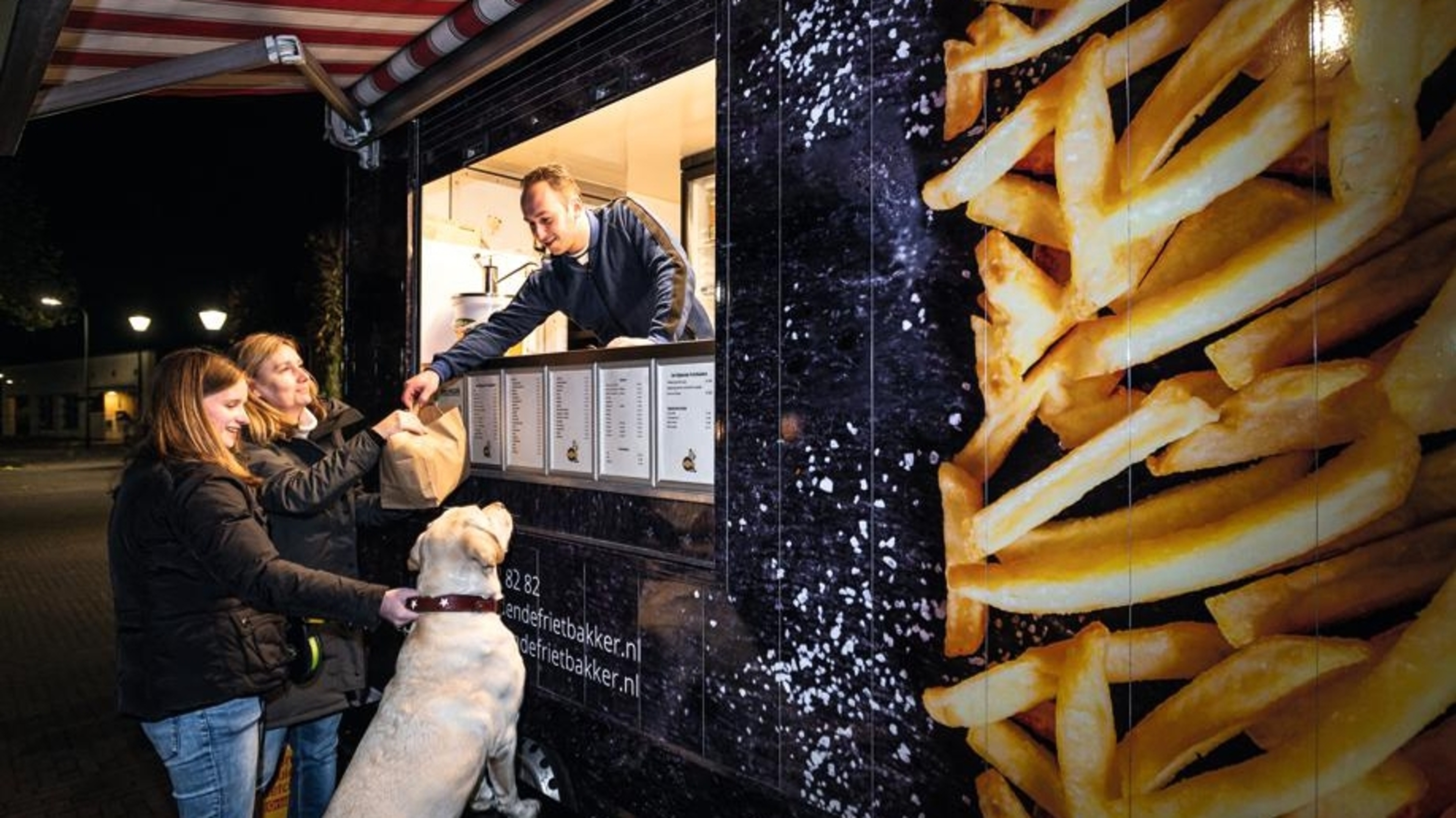 Gezellig bijkletsen bij de frietkraam van Georgie in Leveroy