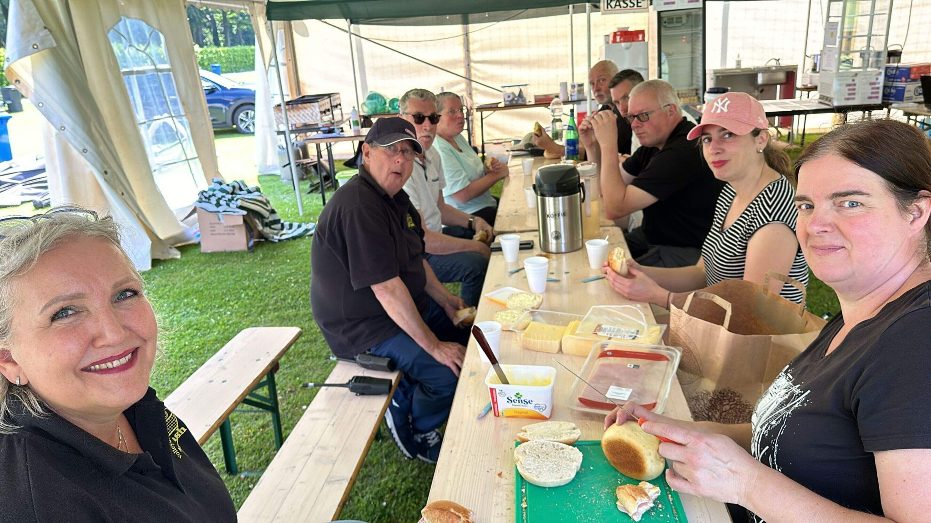 Dorine voelt zich als een vis in het water bij volleybalclub Flash: ‘Met ons toernooi hebben we elk 