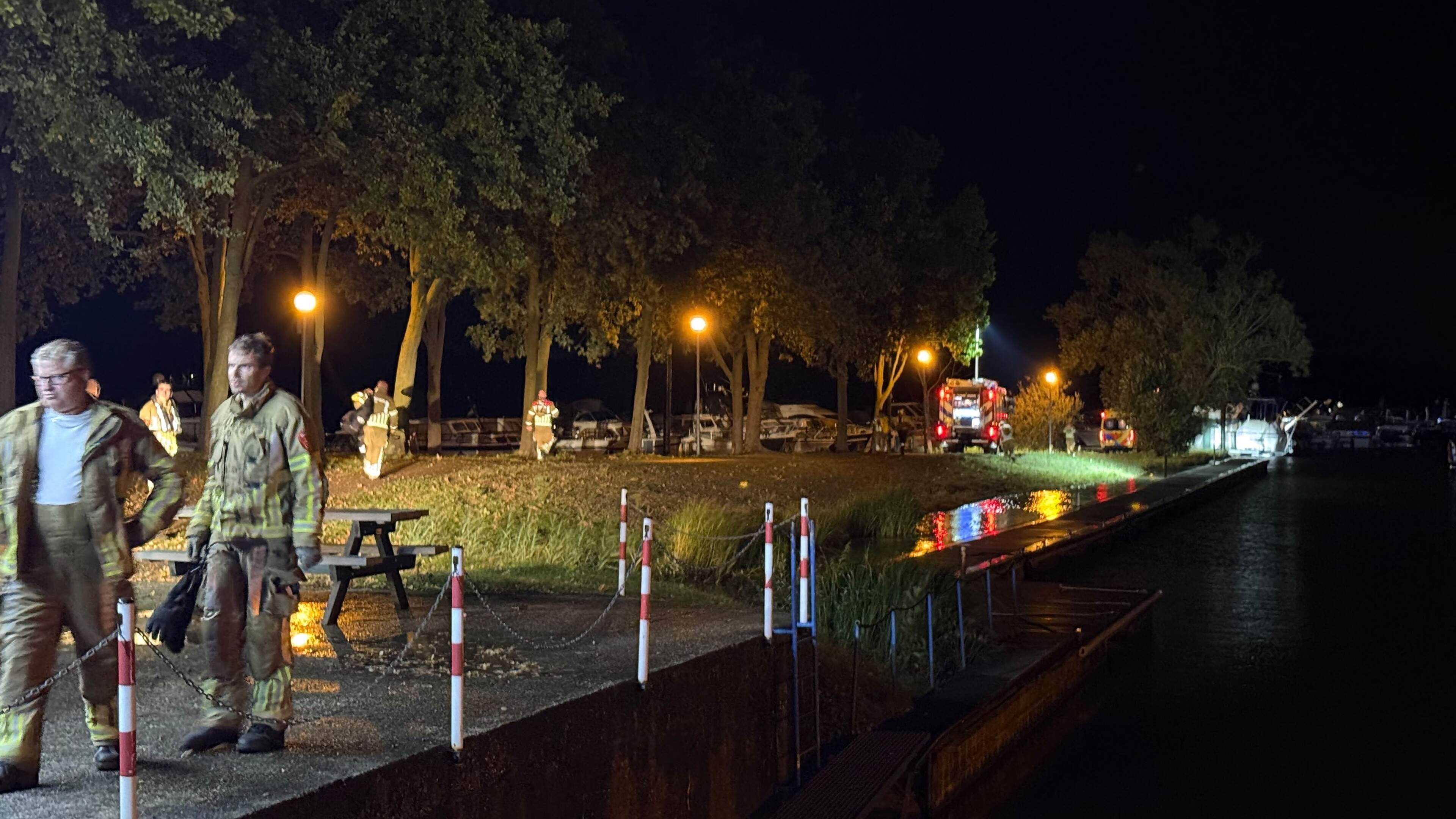 Hulpdiensten komen massaal in actie nadat persoon in water is gesprongen in Well
