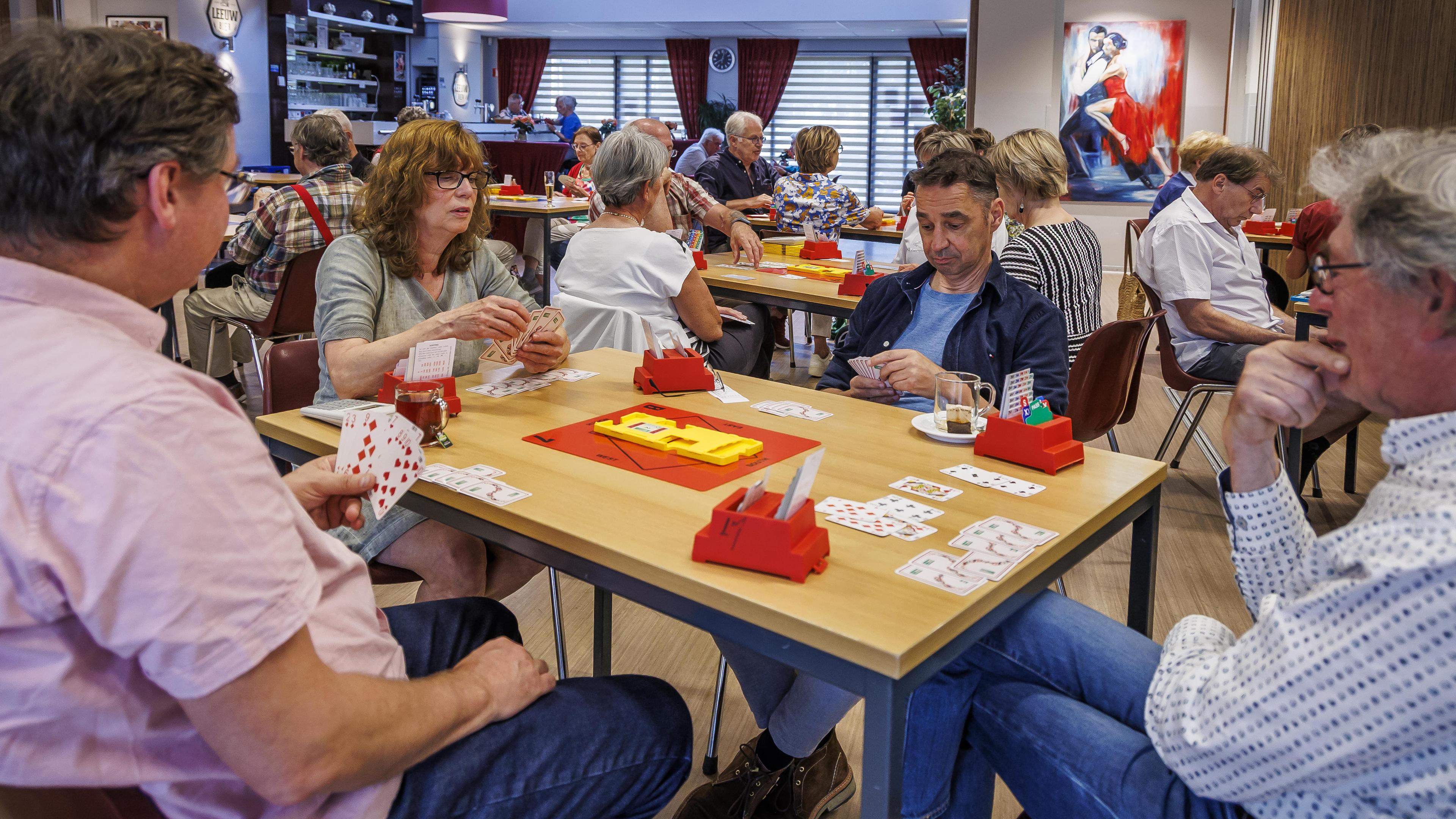 Bridgers gaan van kroeg naar kroeg in hartje Maastricht: ‘Experts gaan fanatiek voor de eerste prijs
