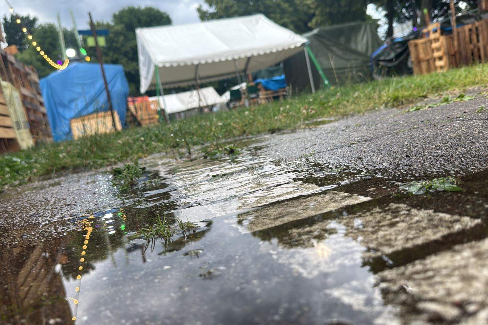 Noodweer zorgde voor het afgelasten van het evenement Timmerdorp XXL, waarna 250 kinderen schuilden in een nabijgelegen kerk.
