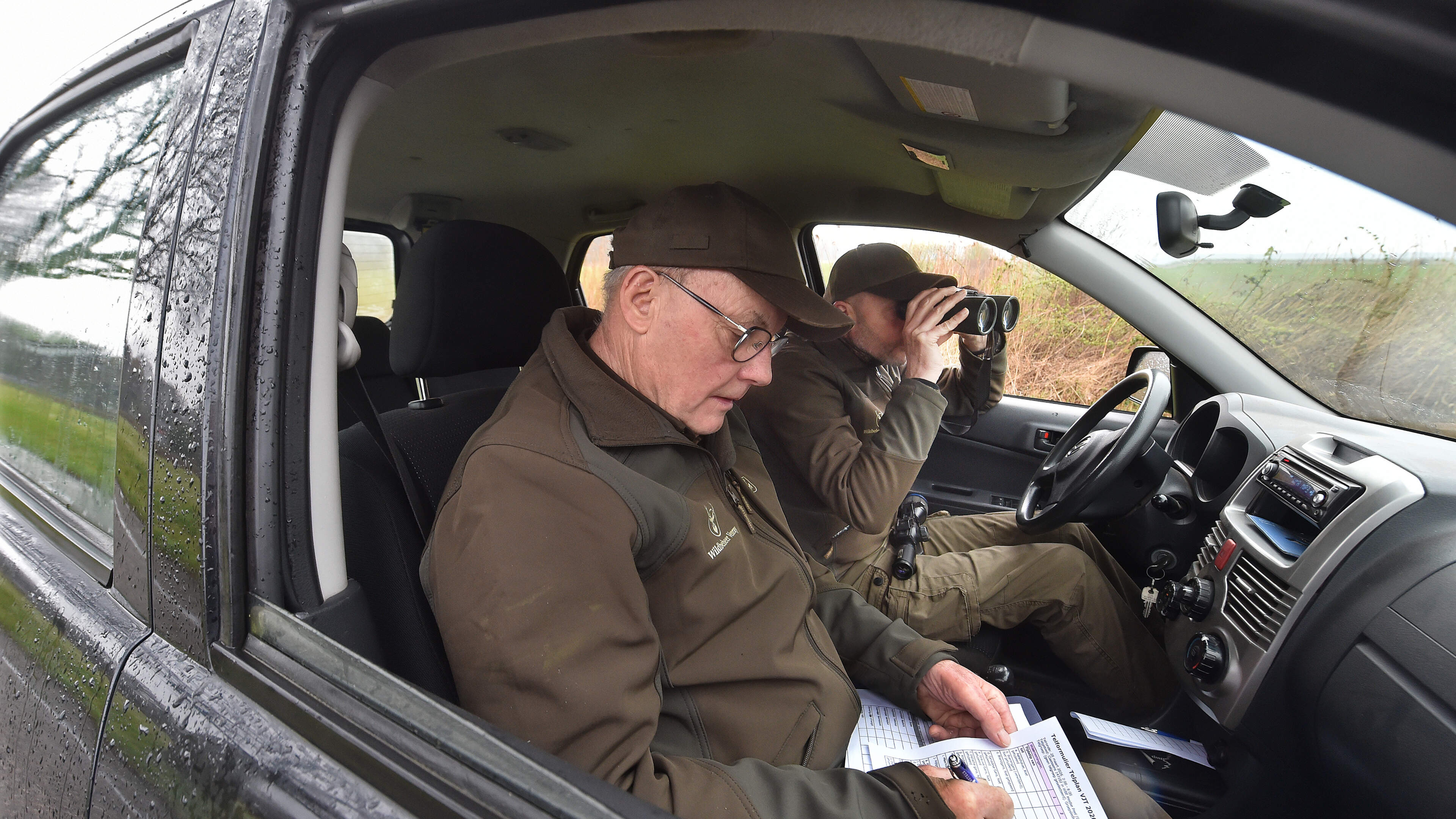 Jagers Ton (58) en Bert (73) uit Ysselsteyn tellen wild vanuit hun terreinwagen met pen en papier: ‘
