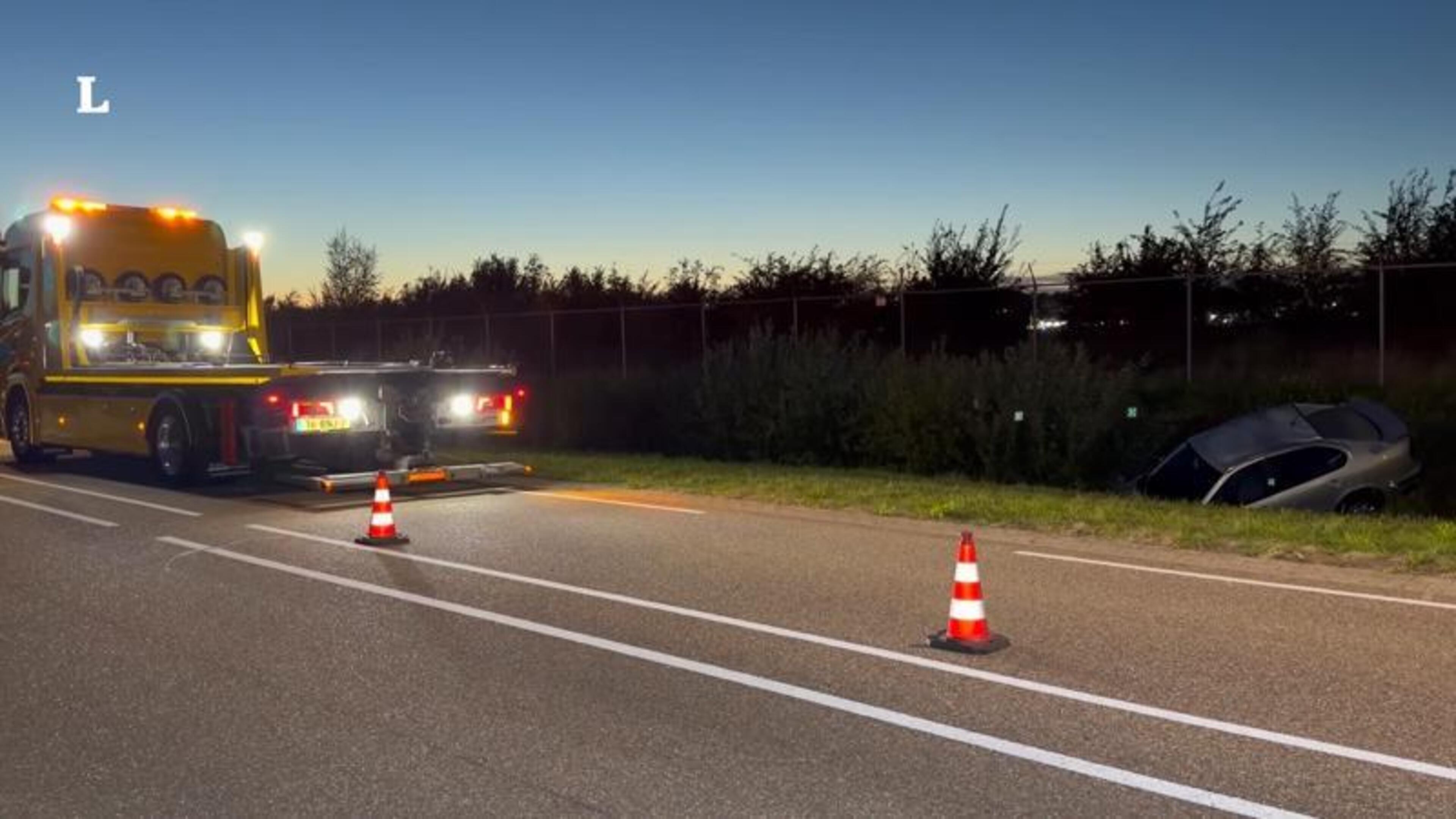 Auto belandt in greppel op bochtige weg bij Ulestraten