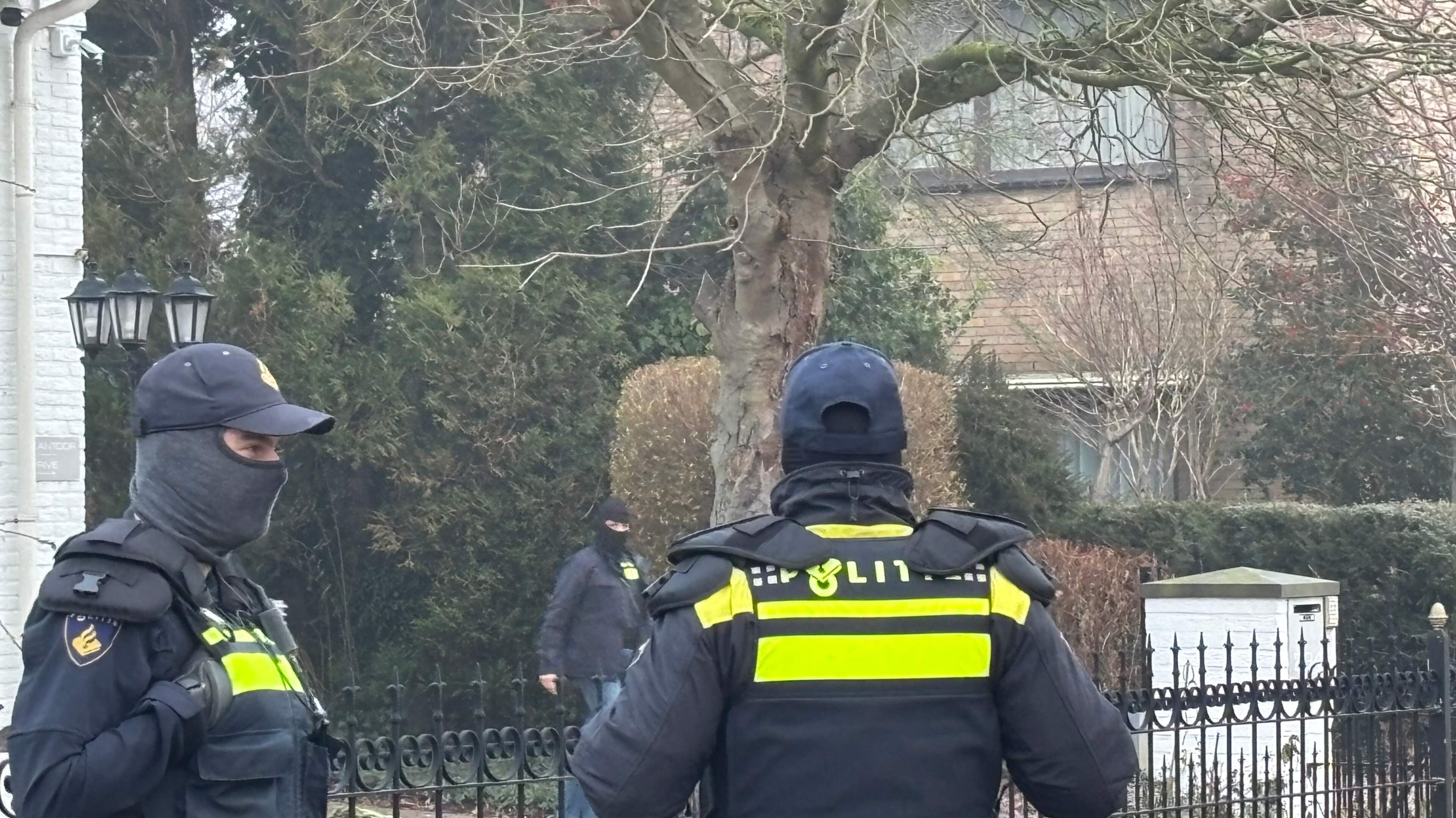 Gesprekken over cocaïne, drugslabs en wapens, maar rechter vindt bewijs te oud om Marcel en zoon Bra