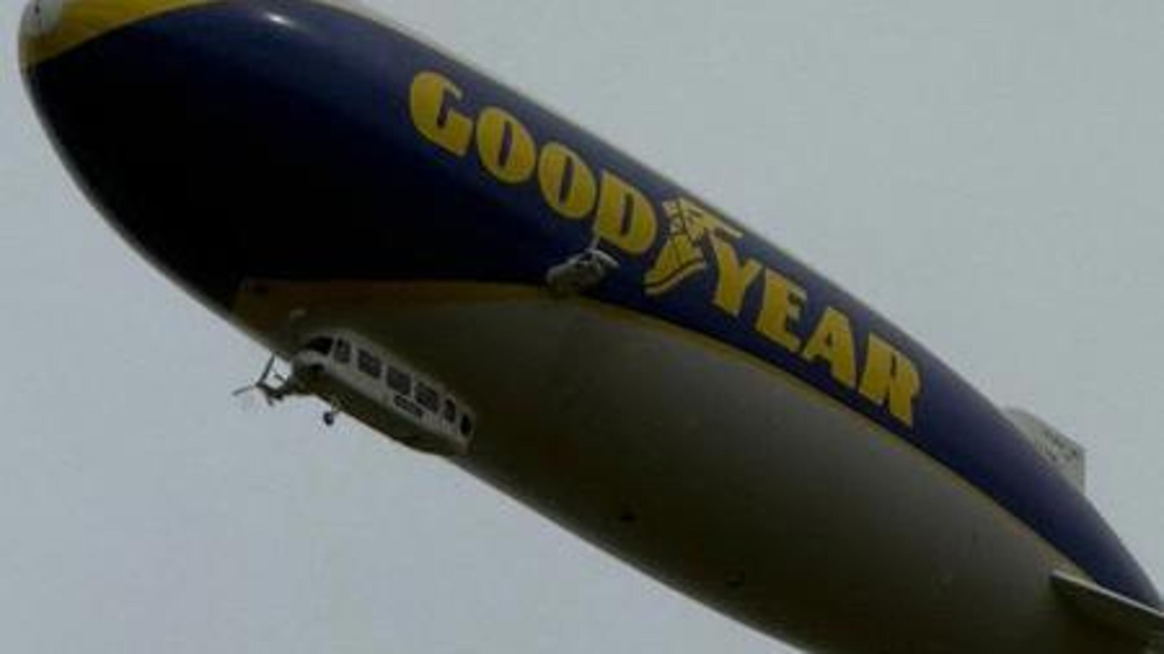 Beroemde zeppelin vaart over Midden-Limburg op weg naar iconische Franse autorace