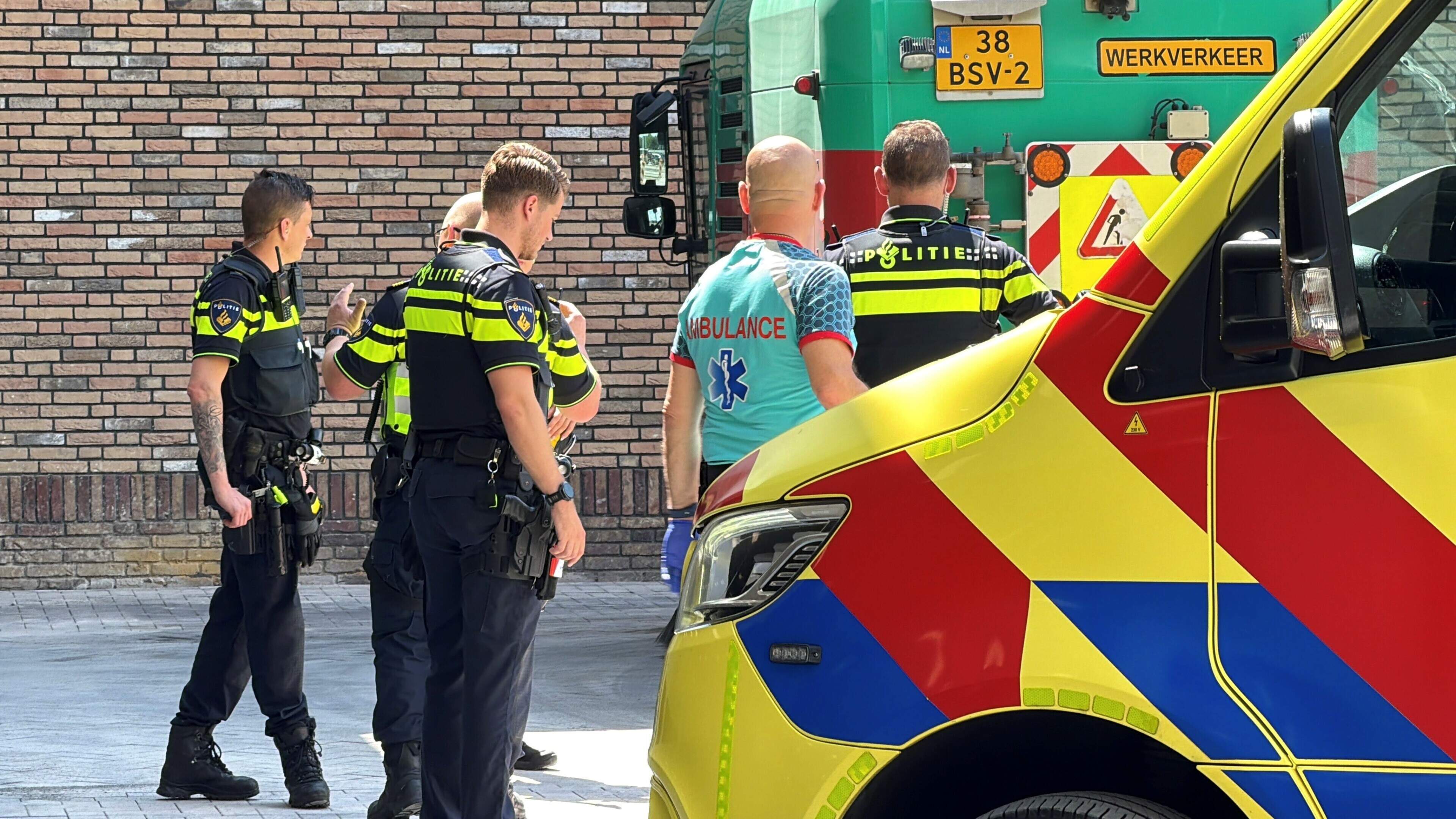 Twee gewonden bij botsing tussen scooter en veegwagen in Maastricht