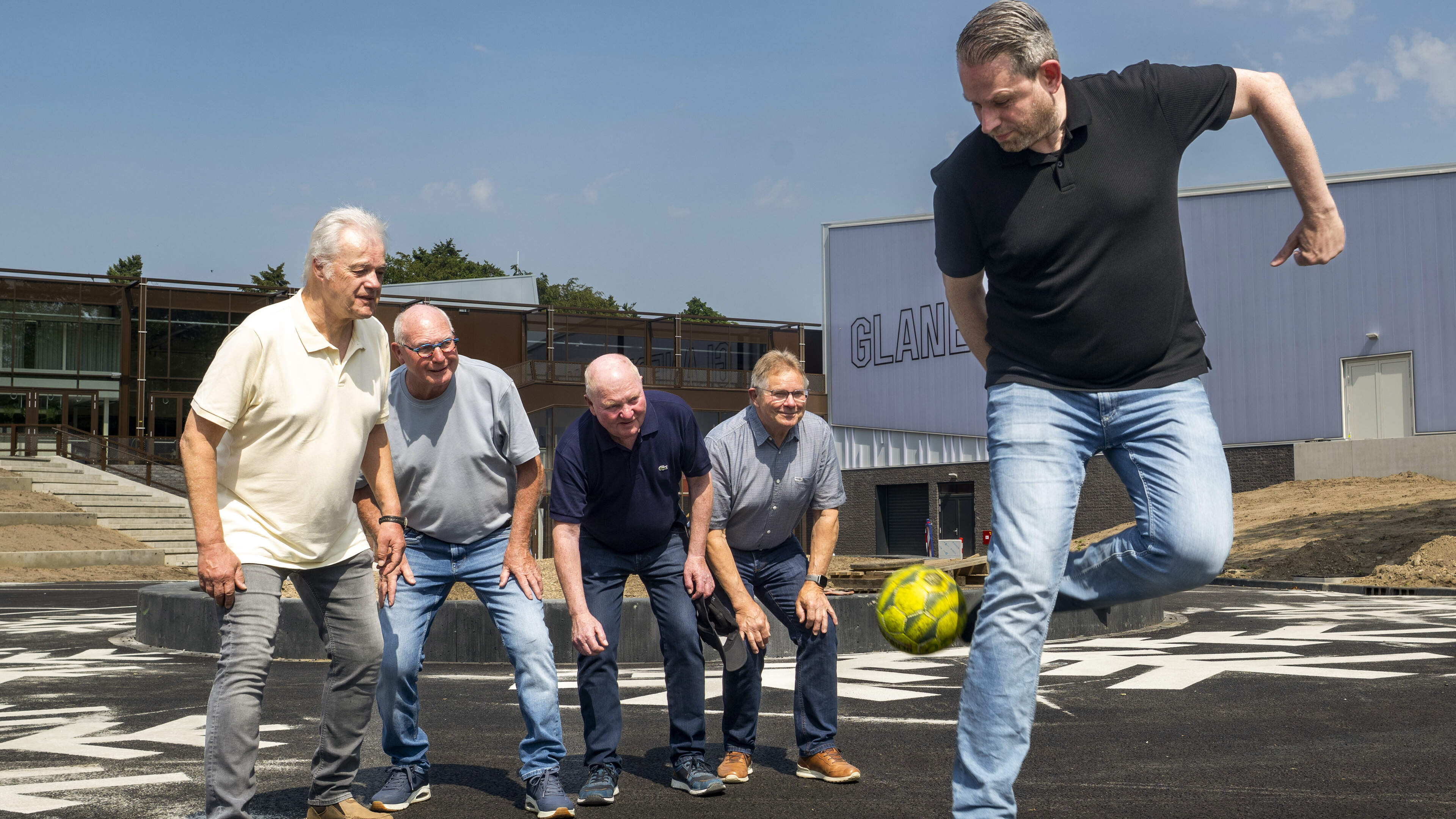 Zomeravond zaalvoetbal zonder KNVB-rompslomp in Sittard-Geleen: ‘We willen geen slidings zien, spele