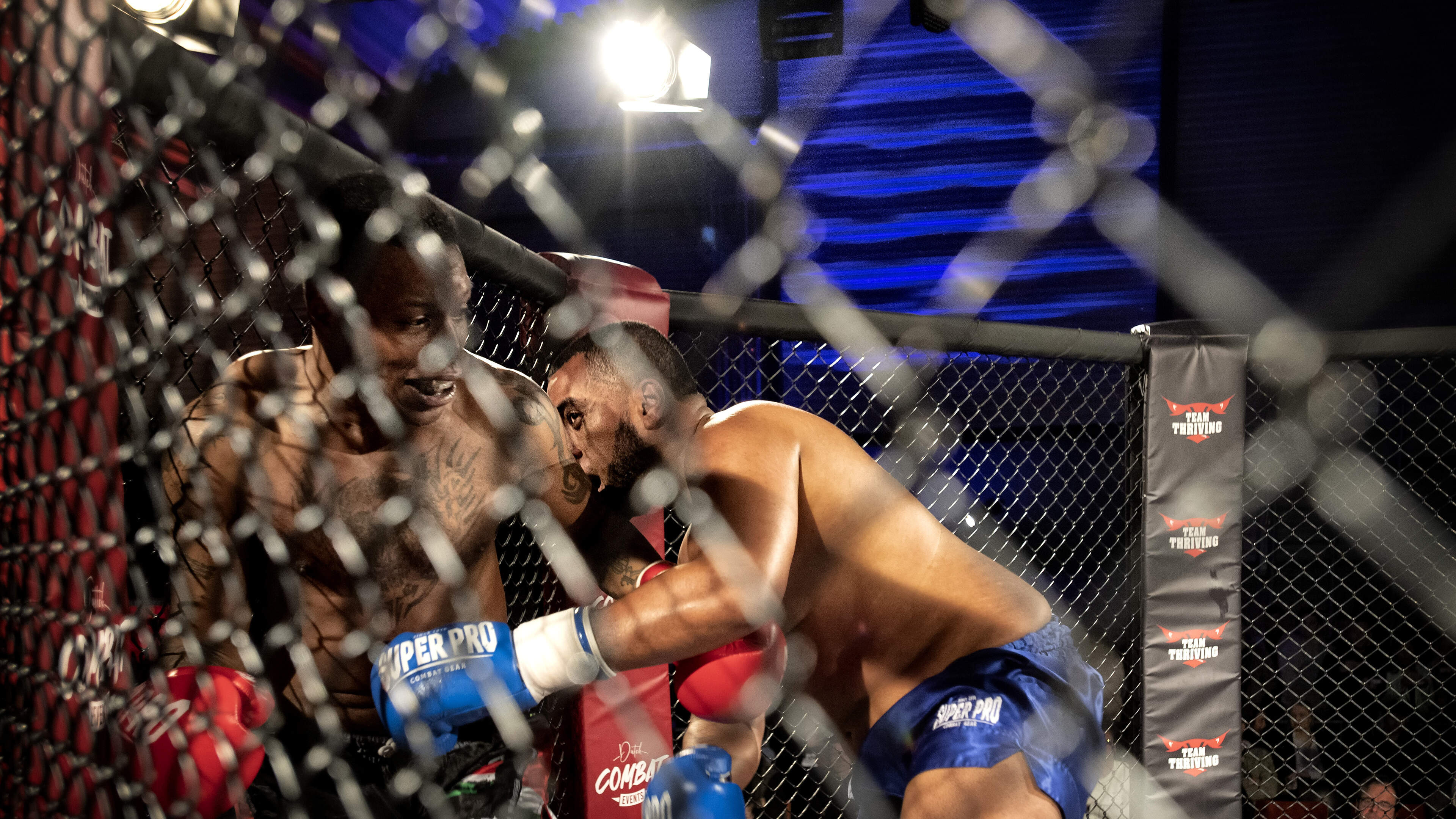 Vechtsporter raakt zwaargewond bij wedstrijd in Landgraaf en wordt afgevoerd in ambulance