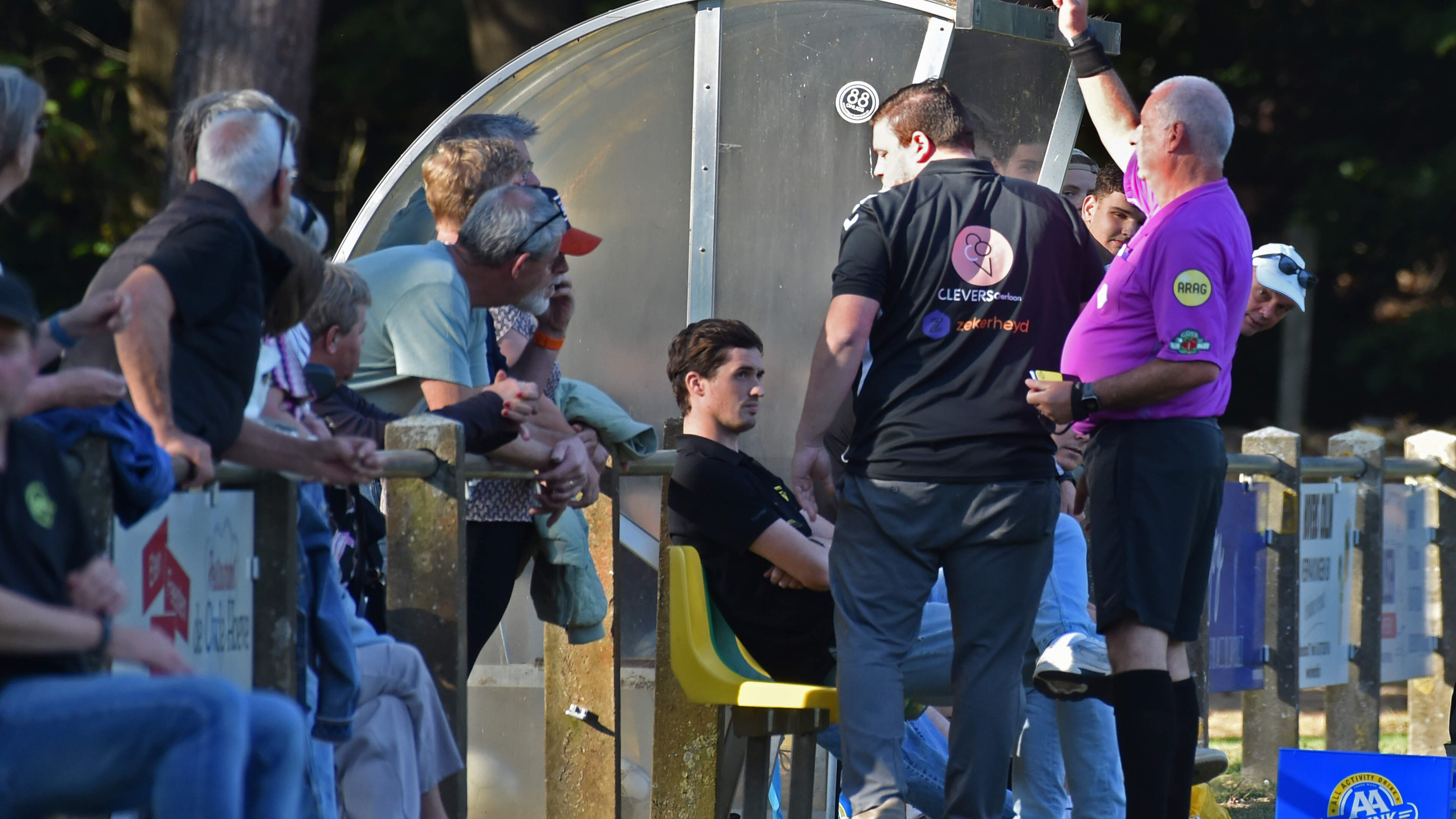 Scheidsrechter Twan (61) uit Velden heeft geen gemakkelijke middag in buurdorp Arcen: ‘Als je nog ee