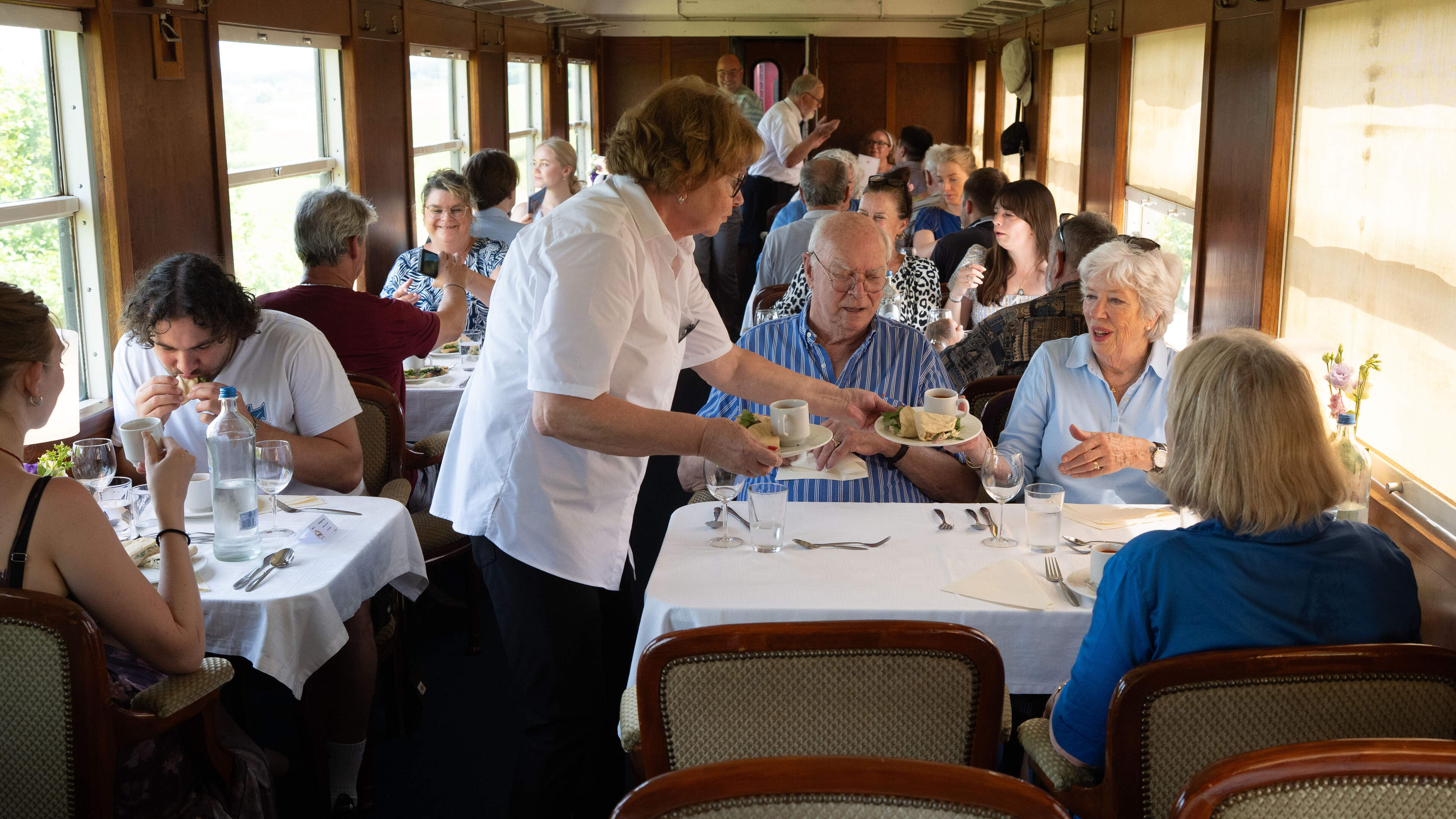 Op zijn Limburgs lunchen in een gekoelde antieke stoomtrein: Miljoenenlijn in Simpelveld trakteert g