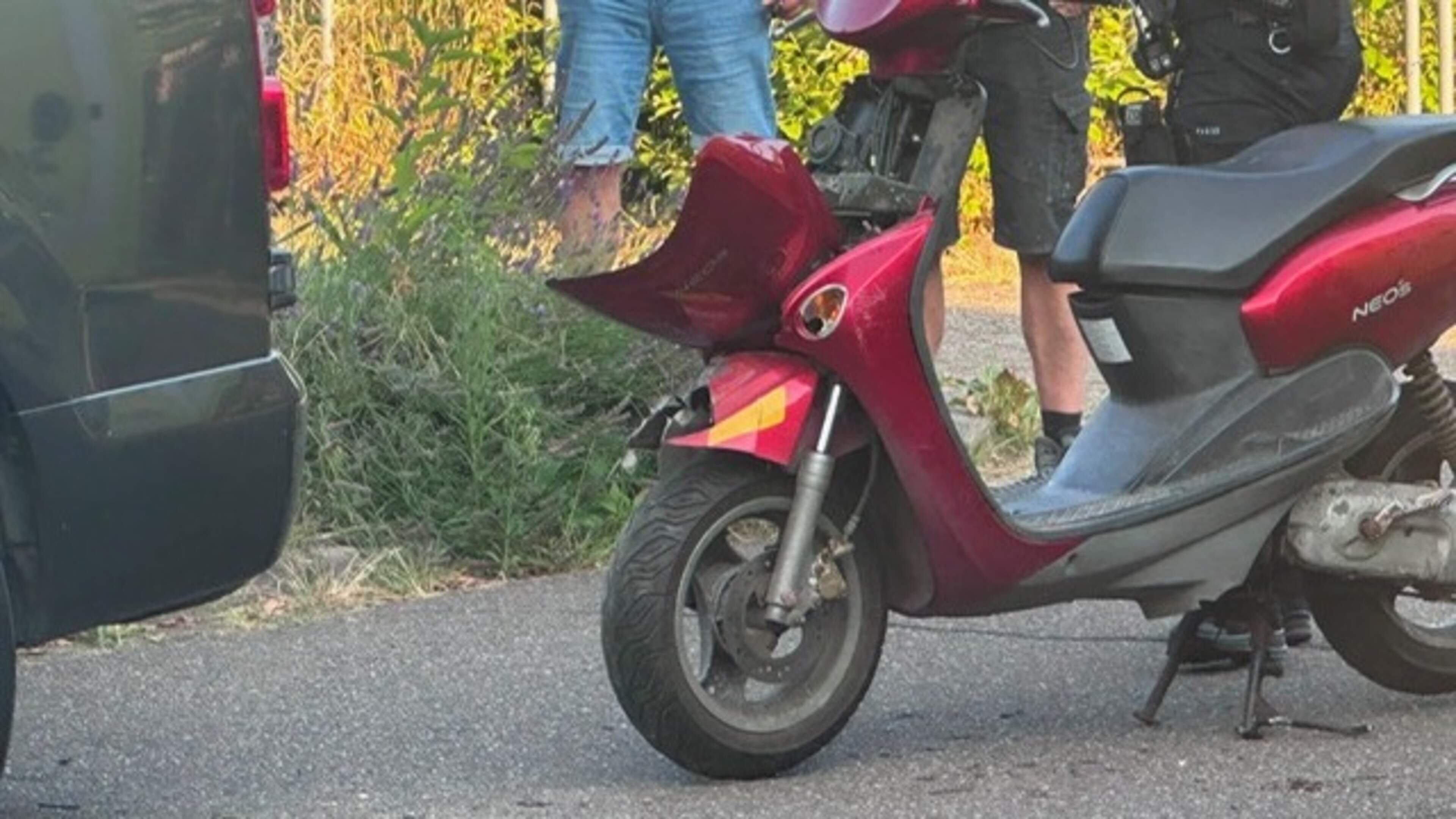 Scooterrijder gewond na botsing met geparkeerde bestelbus in Hoensbroek