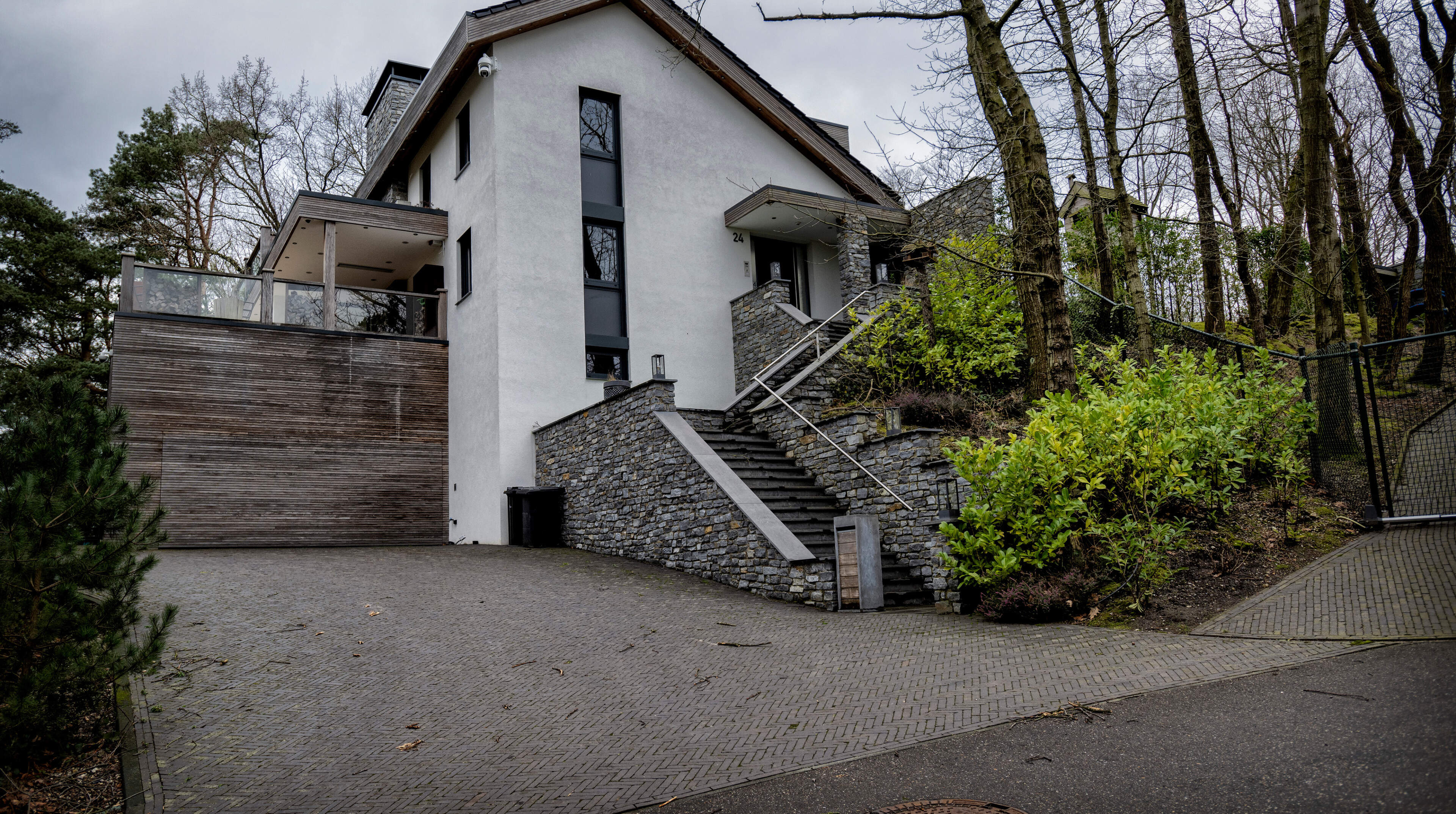 Moet illegaal zwembad achter miljoenenvilla in Landgraaf worden afgebroken? De beslissing ligt nu bi