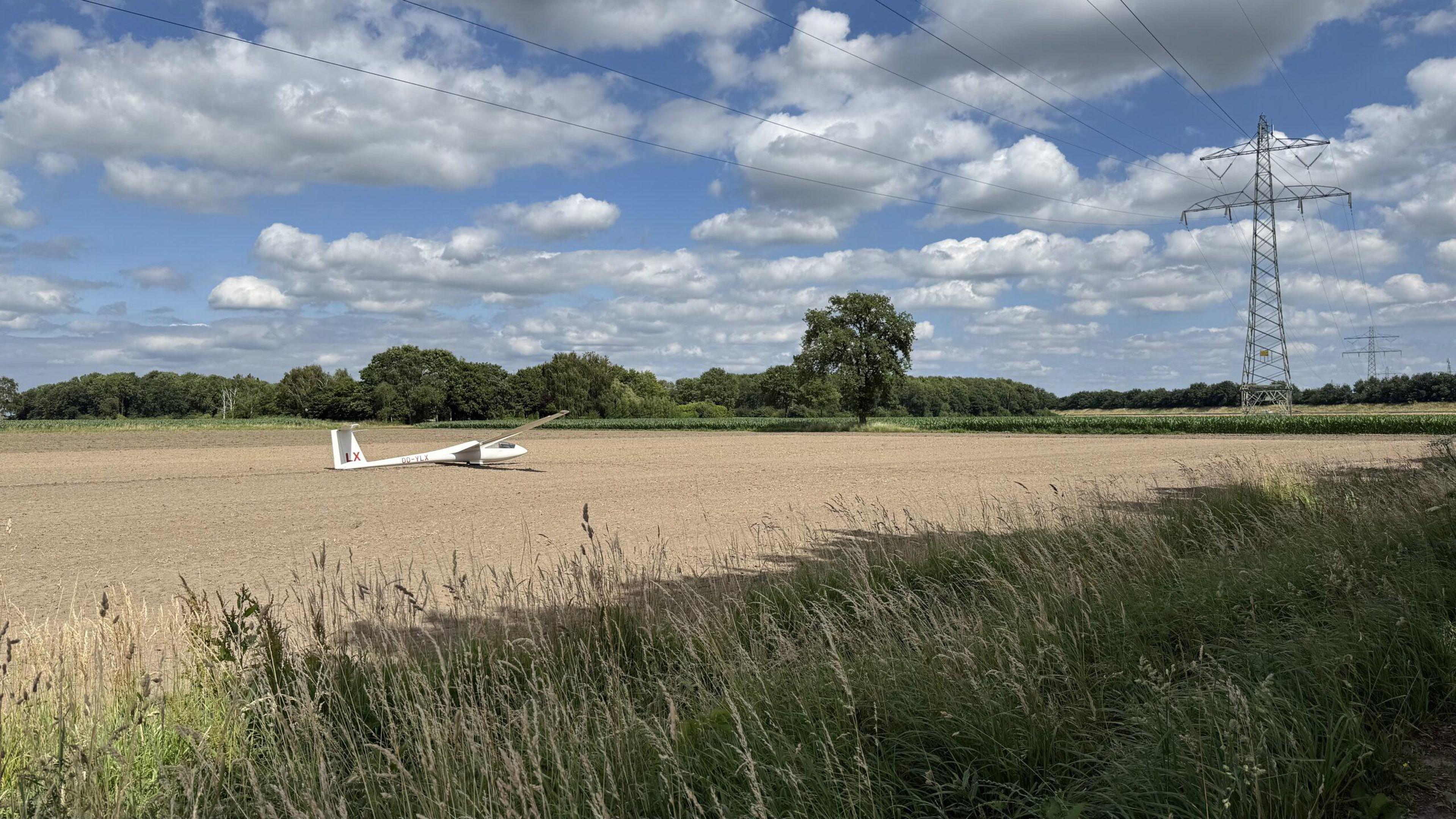 Zweefvliegtuig maakt noodlanding in weiland vlak naast A2 bij Nederweert: tweede landing in Tungelro