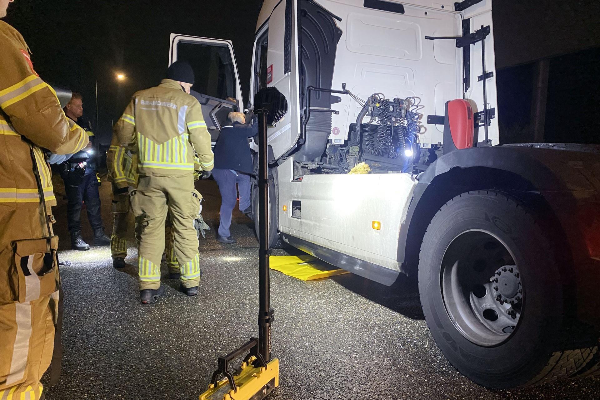 Vrachtwagen verliest diesel op A73 en N570 door kapotte tank, auto crasht bij Roermond door gladheid