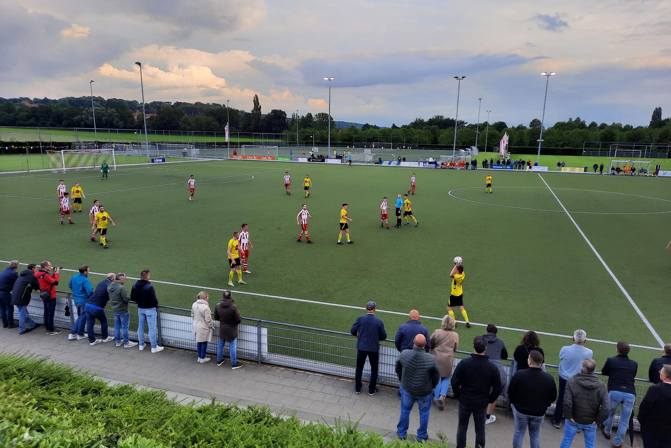 Voor rust superieur Scharn laat gehavend Spaubeek nog dichtbij komen