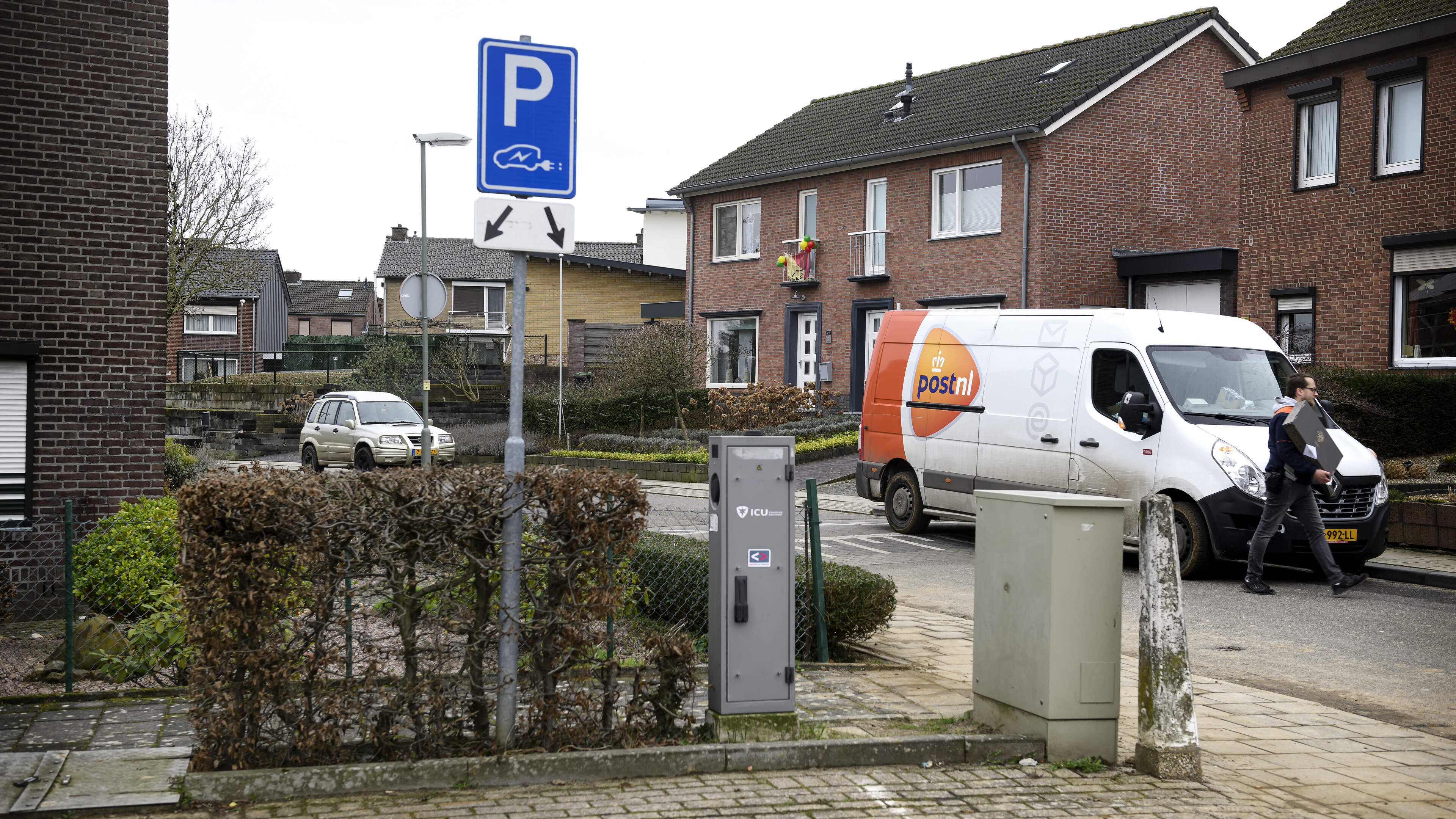 Proef met laadpalen waar ook auto’s zonder stekker mogen parkeren in Weert en Landgraaf