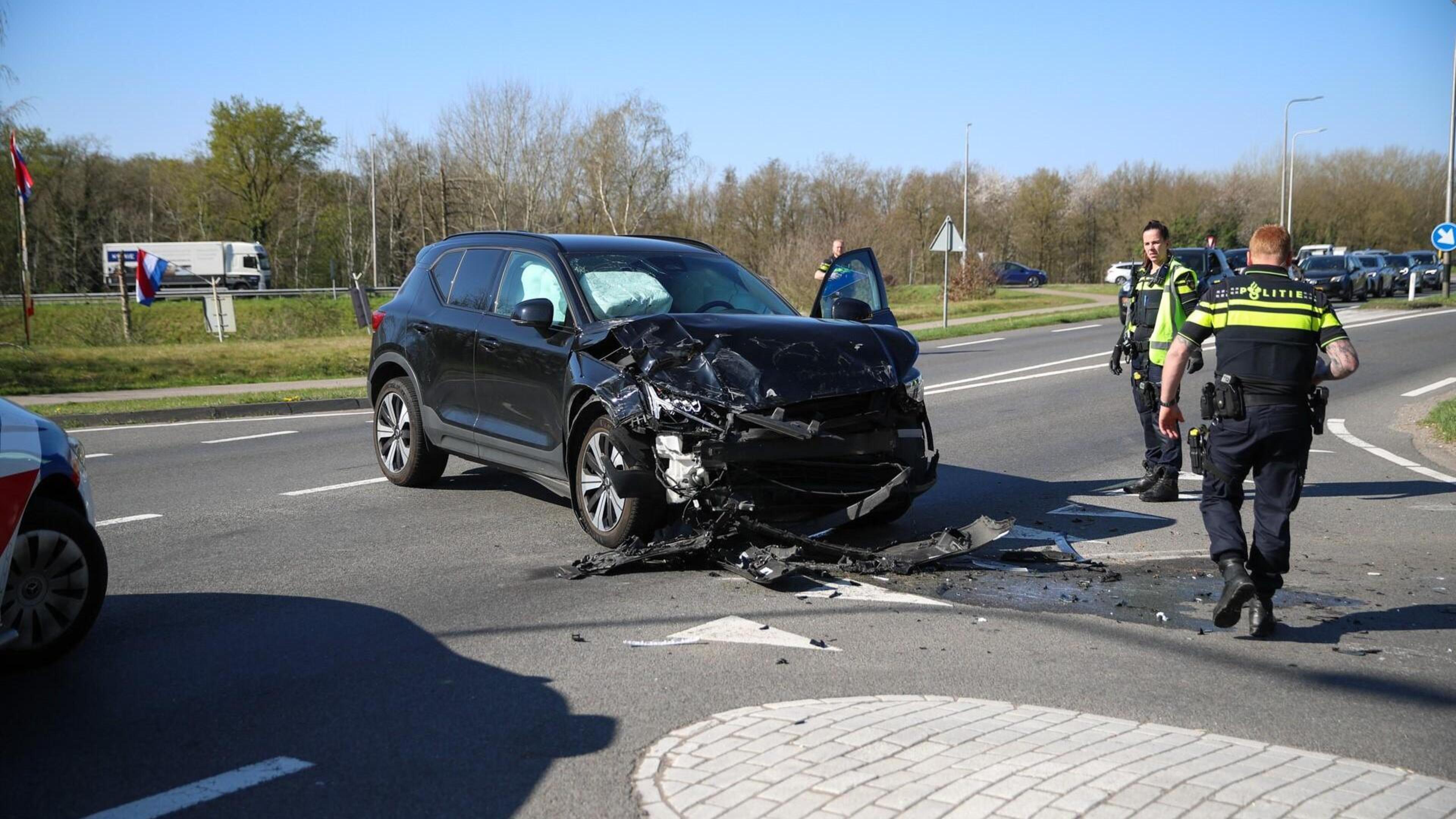 Auto en bestelwagen botsen in Weert