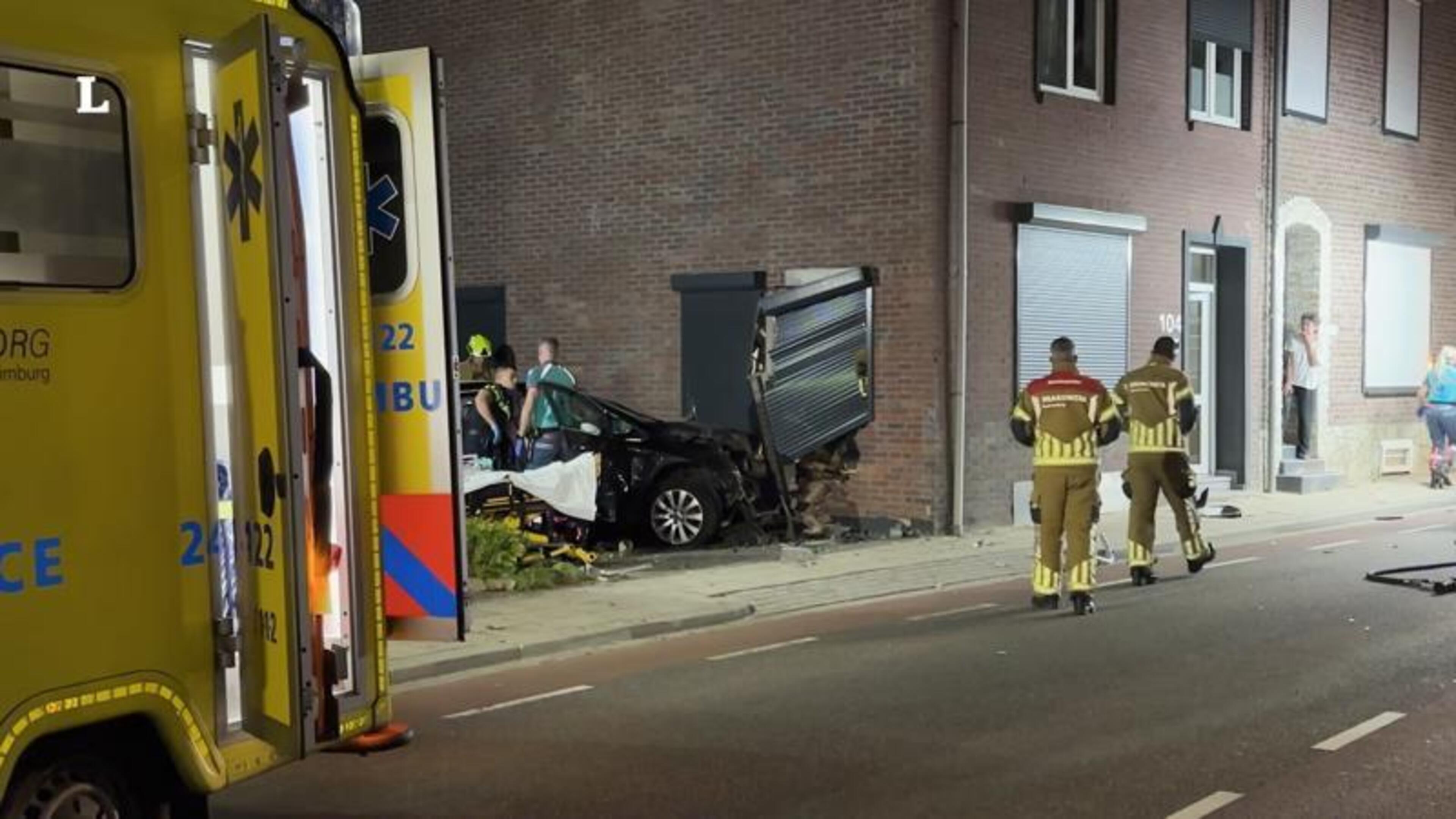 Auto rijdt woning in Kerkrade in