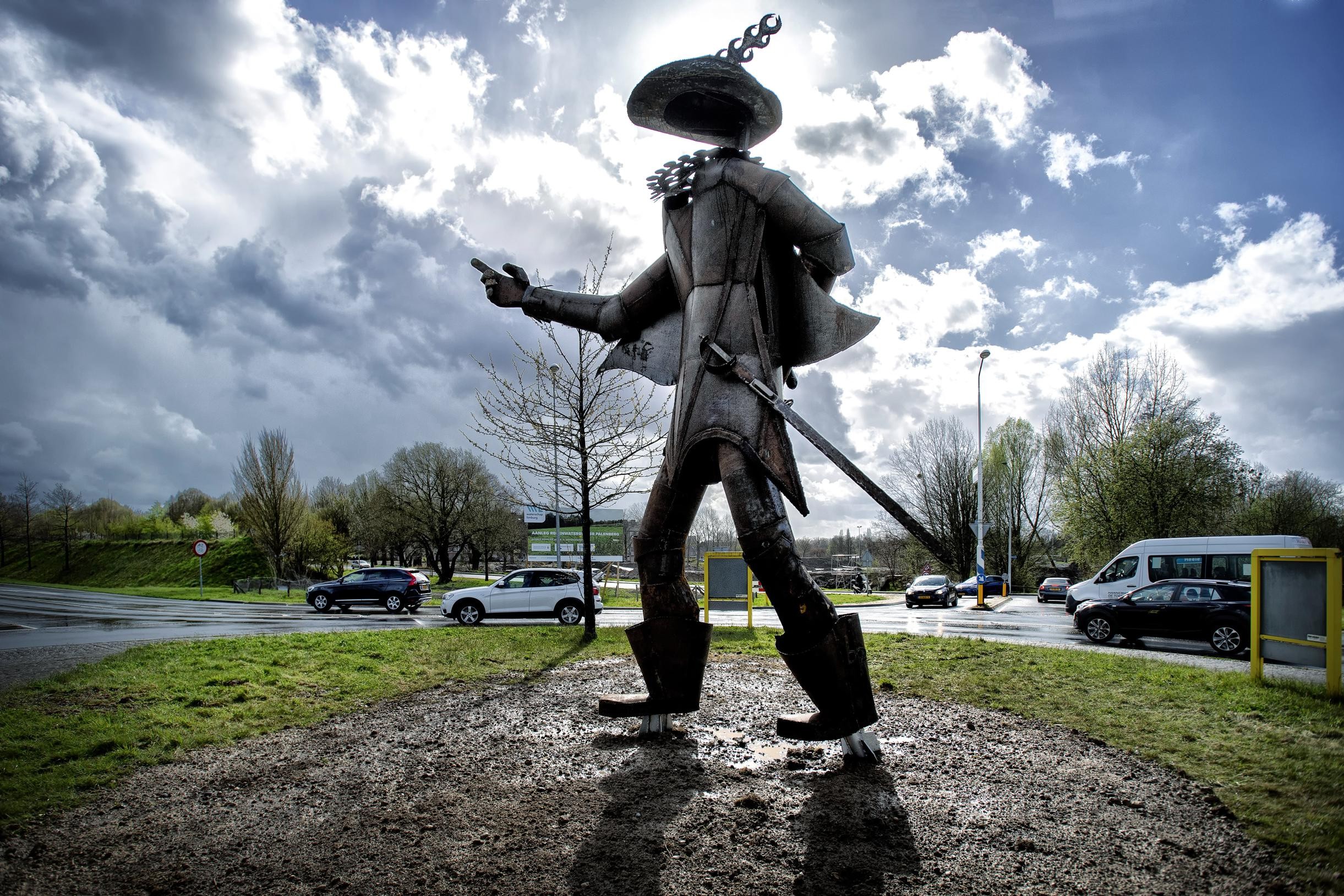 Wie is die 4,5 meter hoge figuur op de rotonde die naar kasteel Schaesberg wijst?