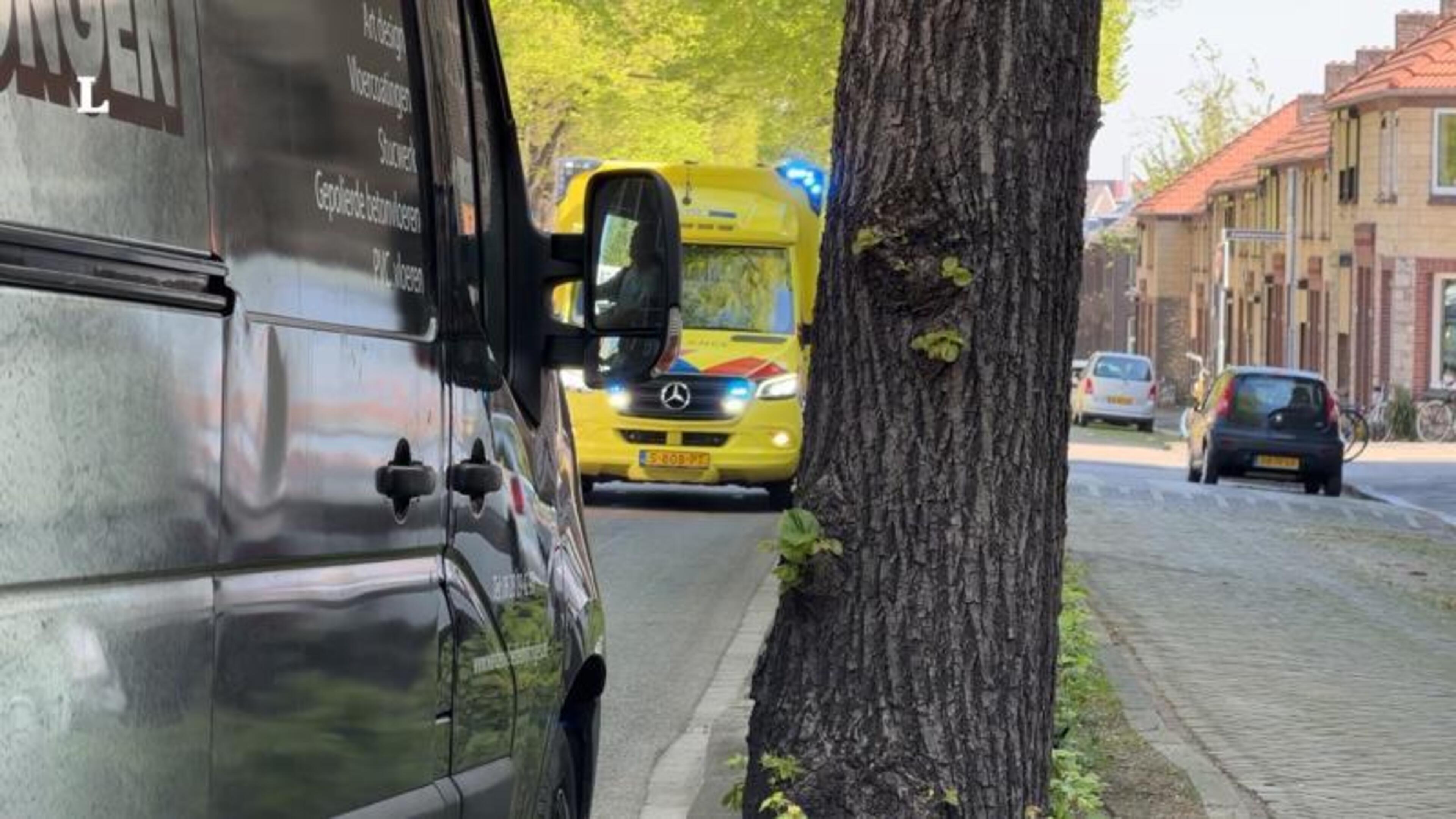 Automobilist raakt gewond bij botsing tegen boom in Maastricht