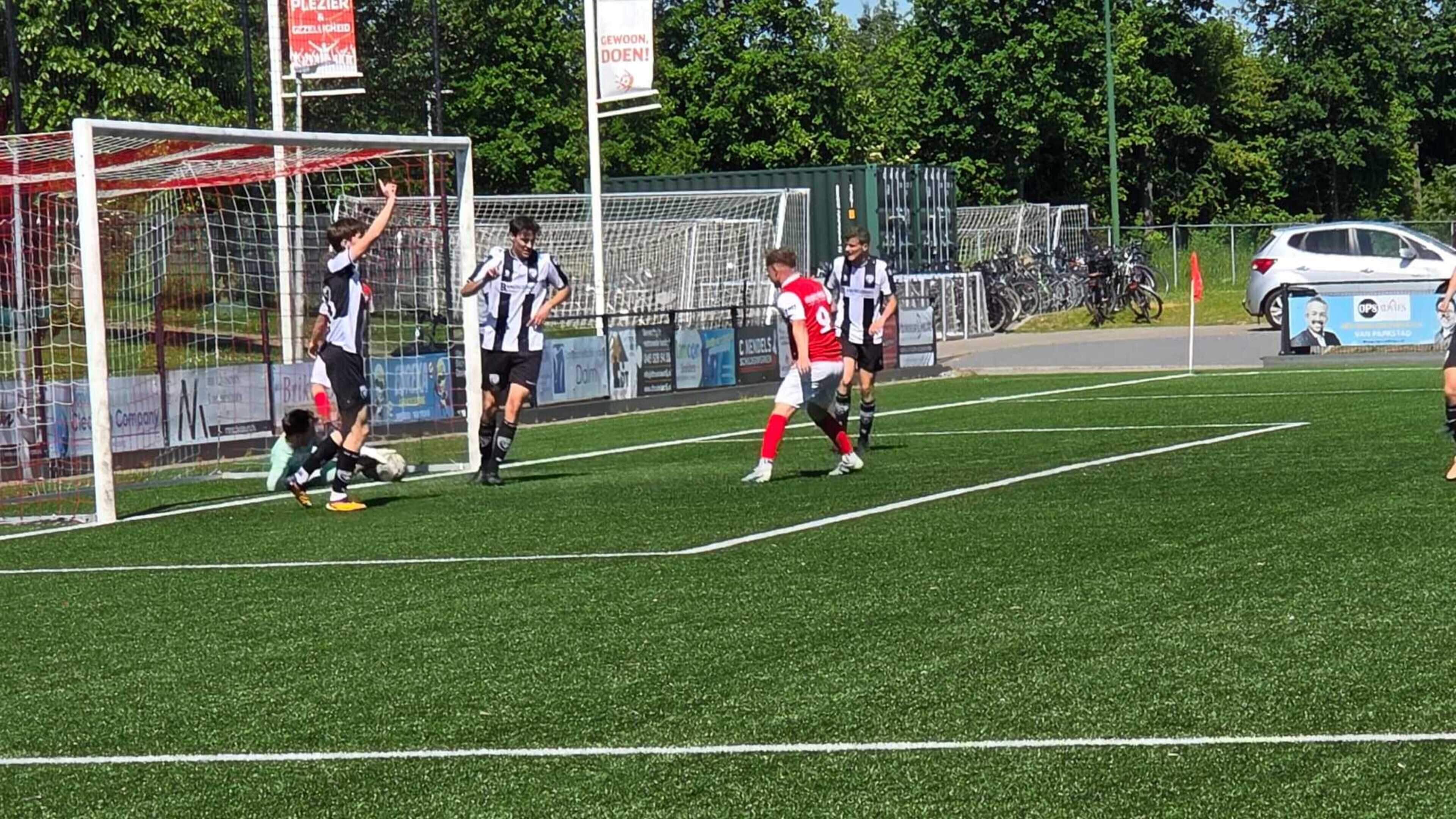 Maurice Hamstra laat De Leeuw met zege op vv Sittard in de derde klasse achter: ‘Deze club verdient 