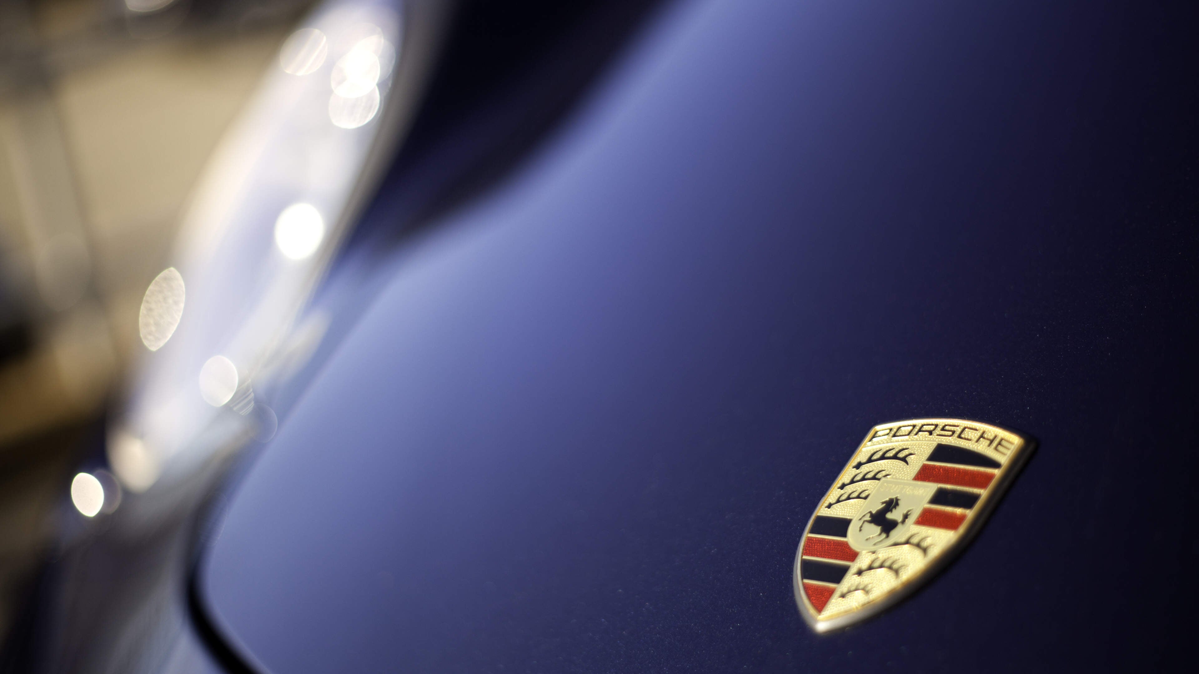 Porsche na diefstal zwaar beschadigd teruggevonden in Nederweert: twee verdachten in Maastricht opge