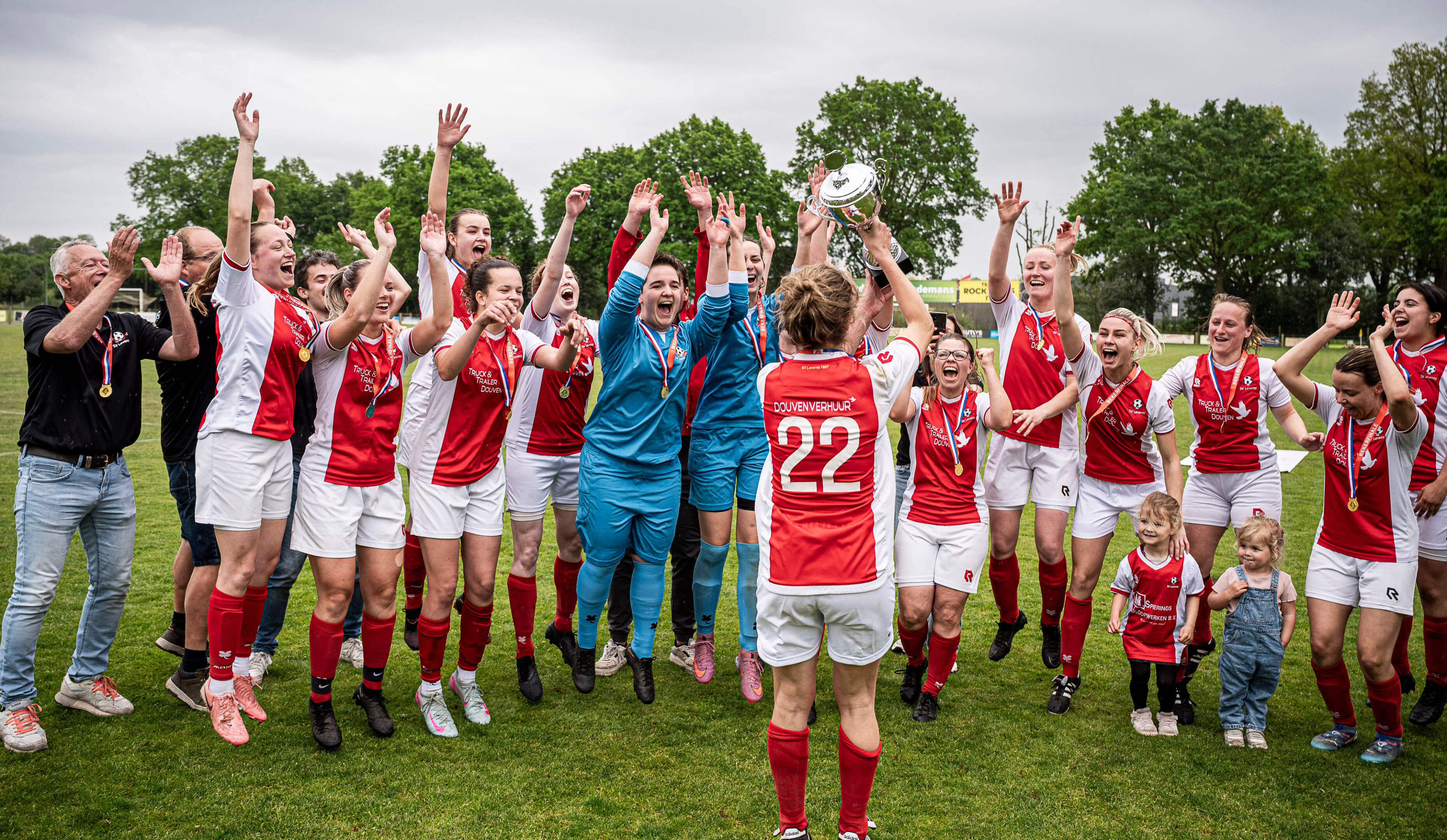 Vrouwen Leveroy winnen districtsbeker