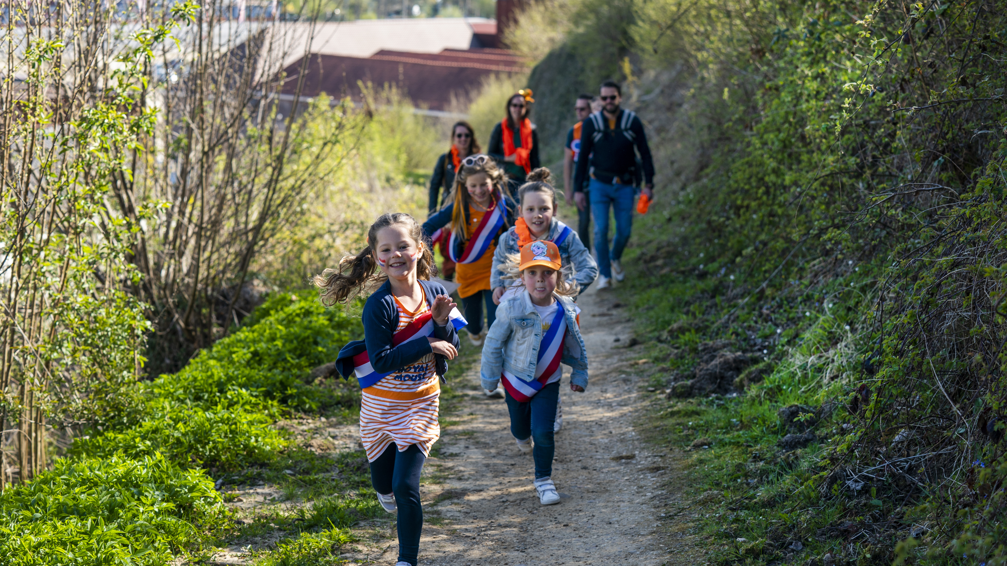 Koningsdag 2021 in het Heuvelland: wandelen en krijten binnen de coronaregels