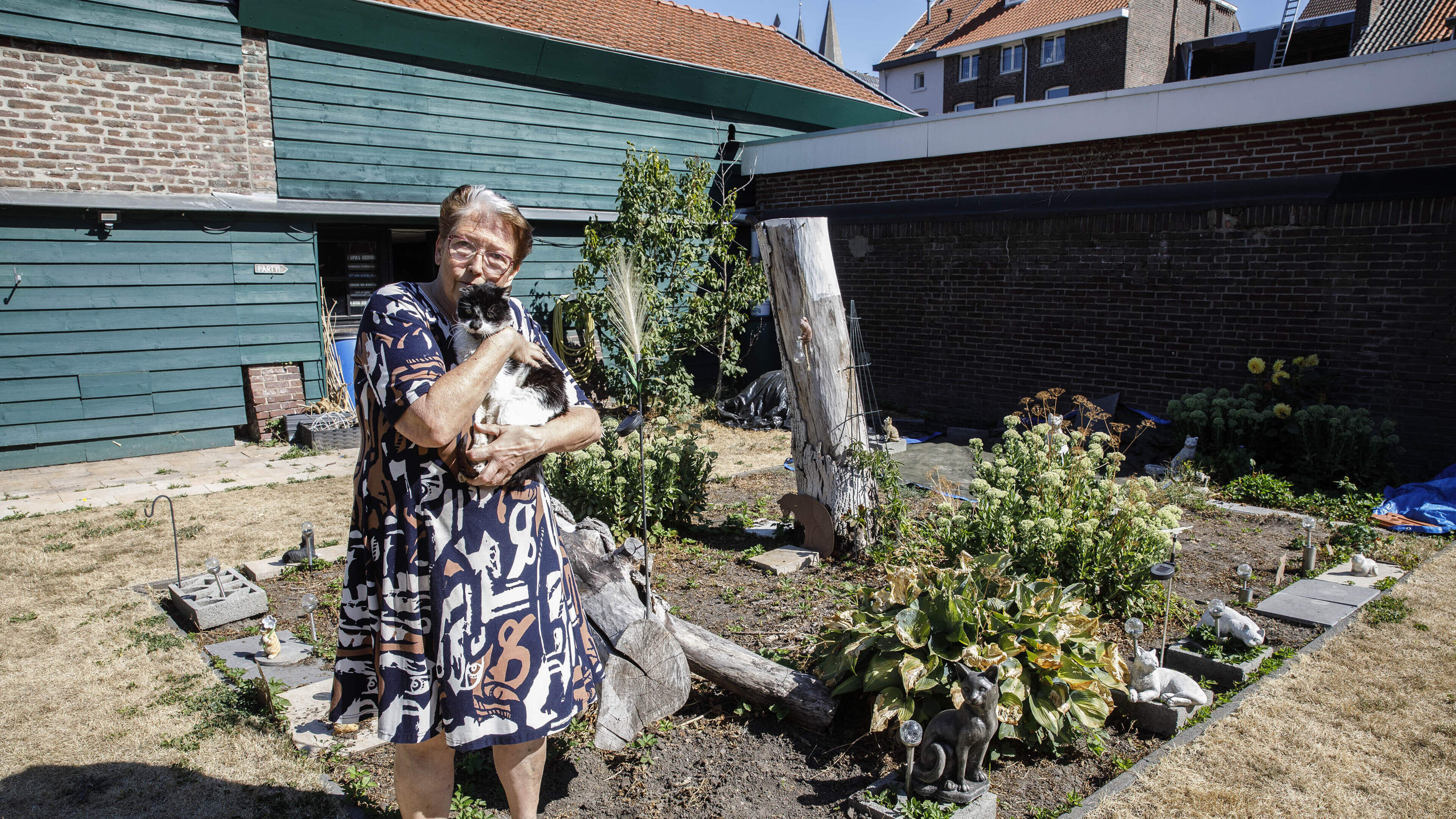 Kleurrijke Gonnie (65) heeft kattenkerkhof en oud volkscafé in binnentuin Roermond: ‘Als ik je kan h