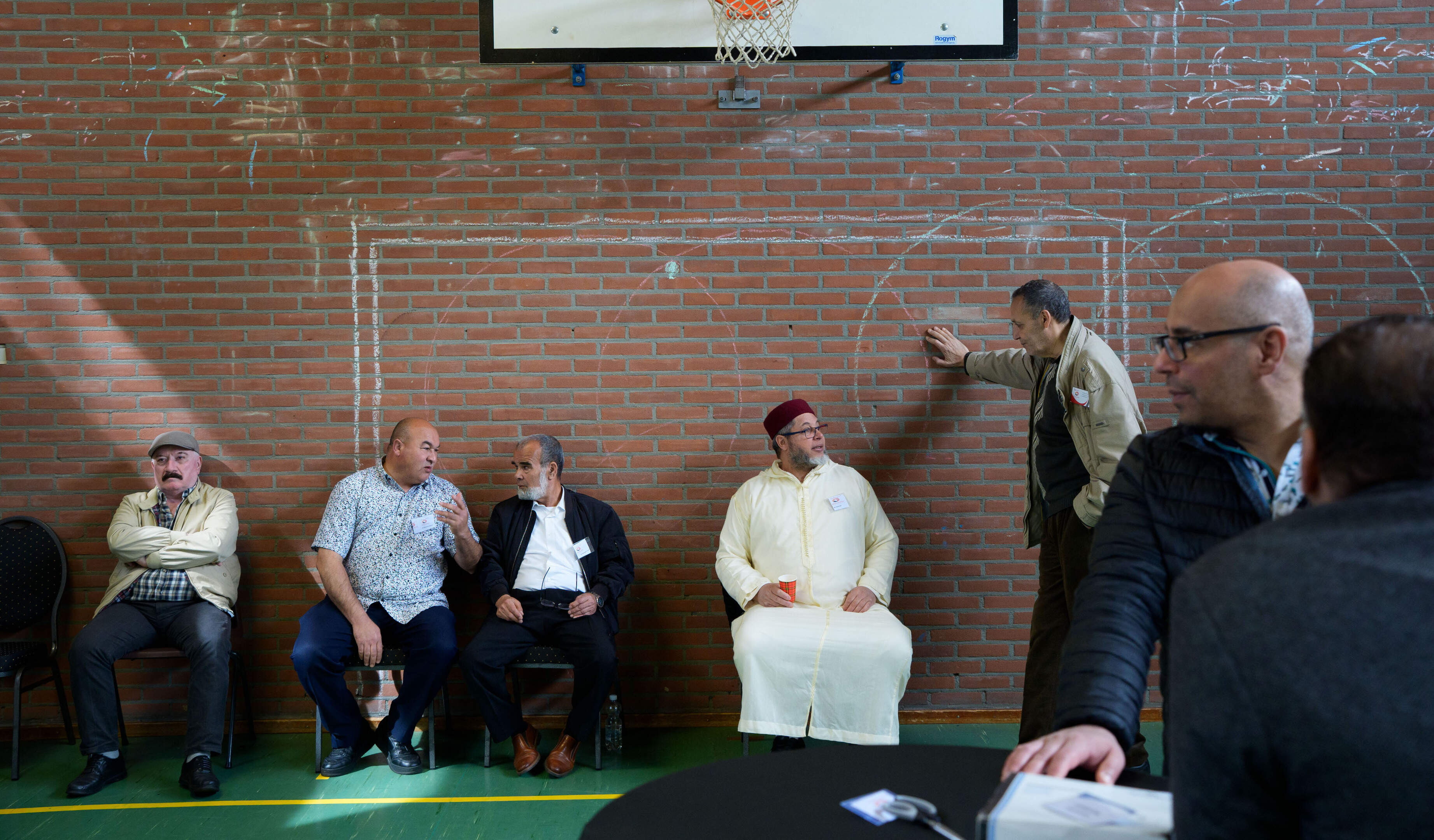 Buren stellen vragen aan islamitische gebedsgroep in Geleen over lawaai en parkeerplaatsen: ‘Je moet