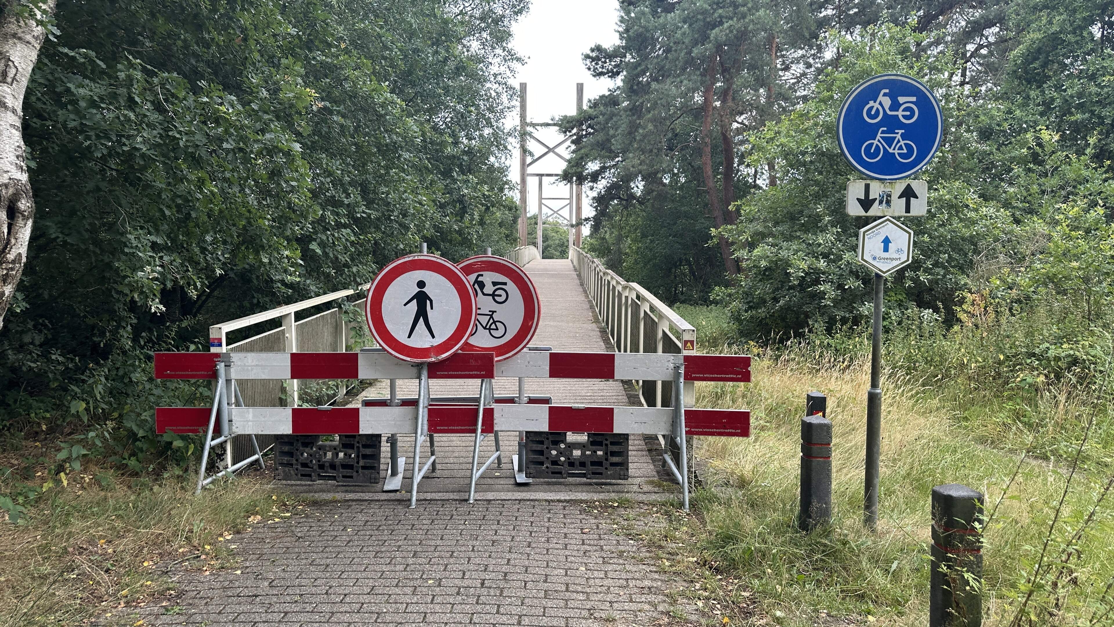 Fietsviaduct over A73 bij Grubbenvorst gesloten vanwege gat