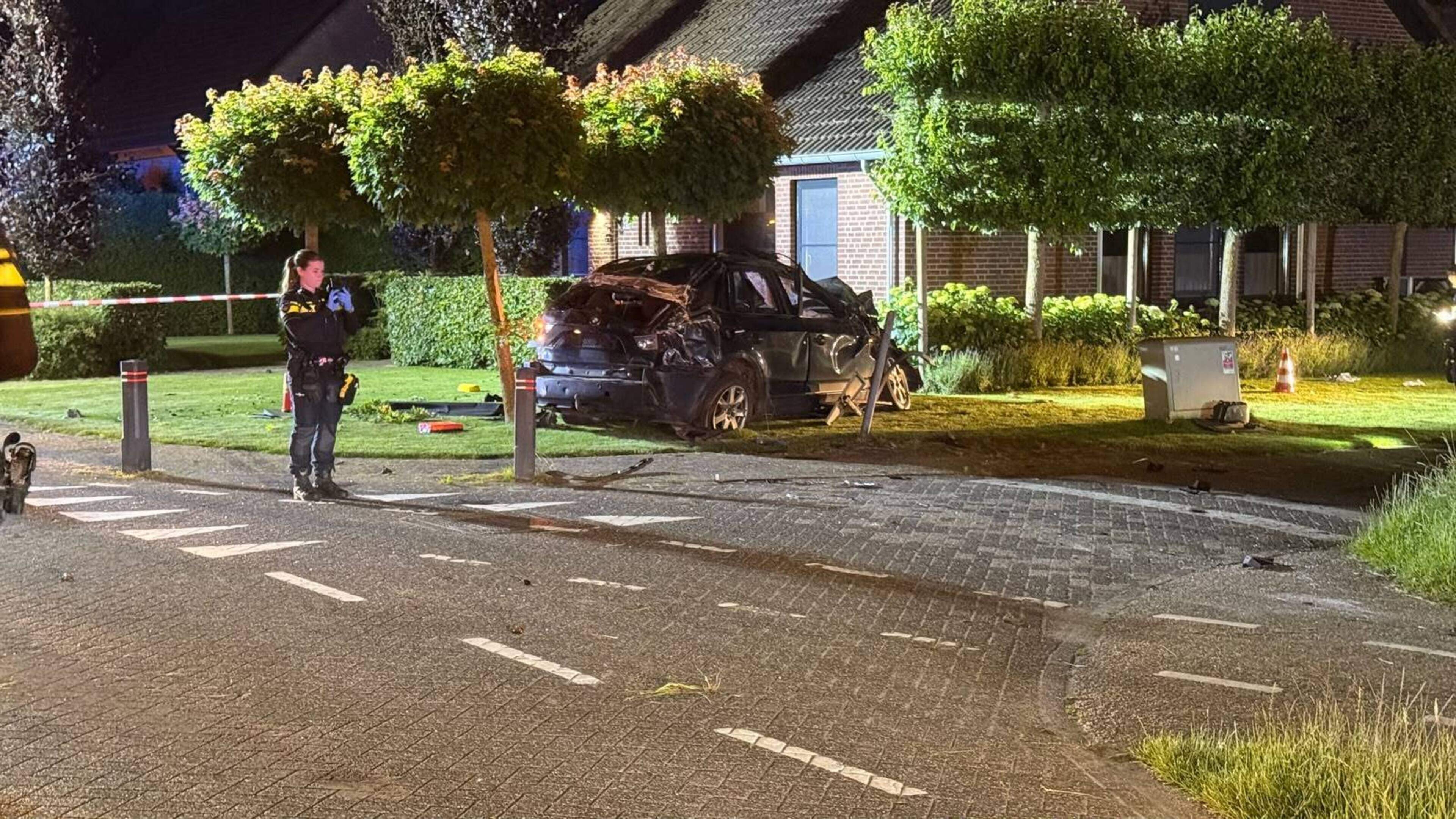 Auto belandt in voortuin in Ell en raakt zwaar beschadigd: meerdere gewonden, twee traumahelikopters
