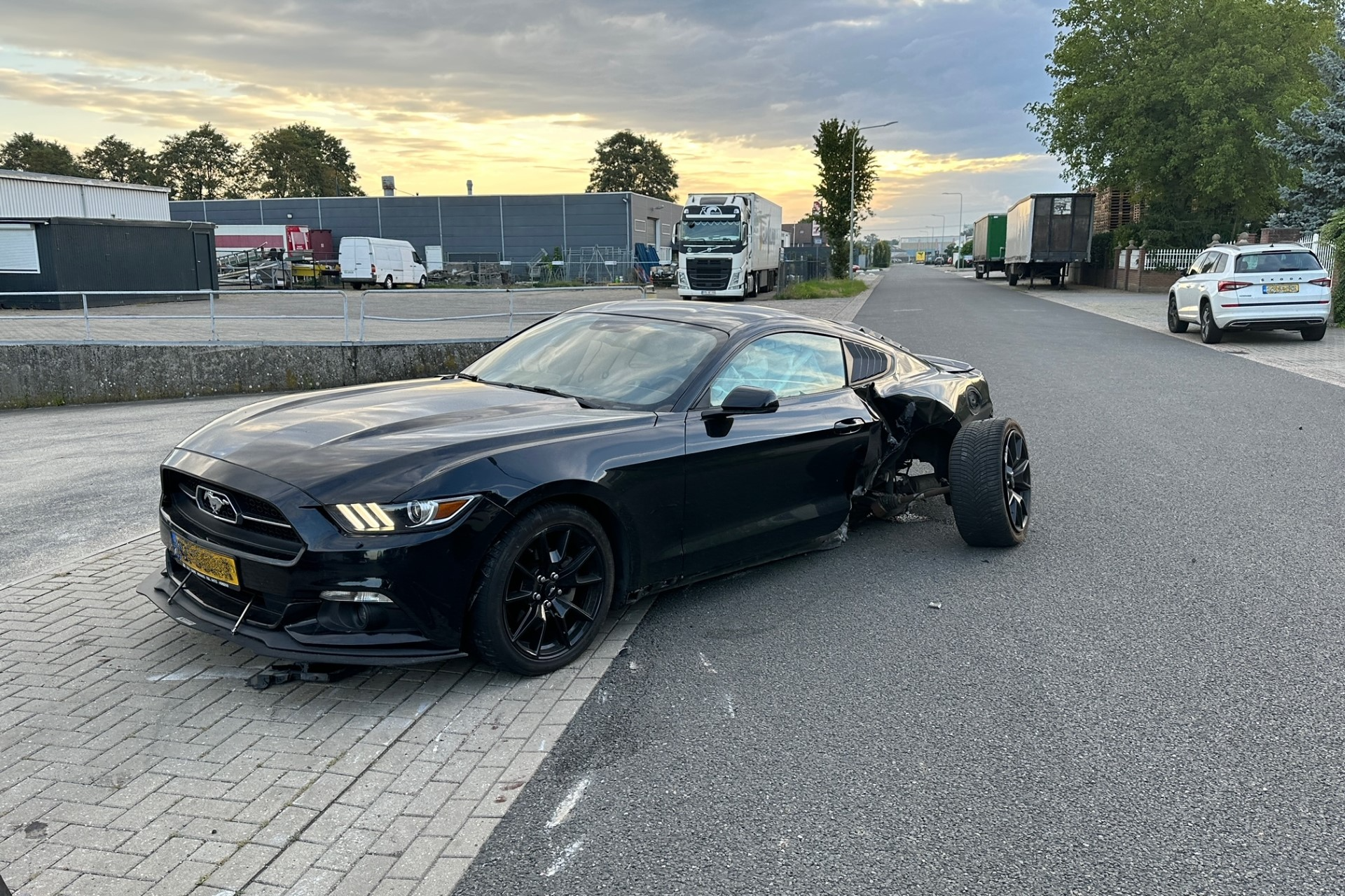 Ford Mustang zwaar beschadigd bij botsing na inhaalactie in Beringe