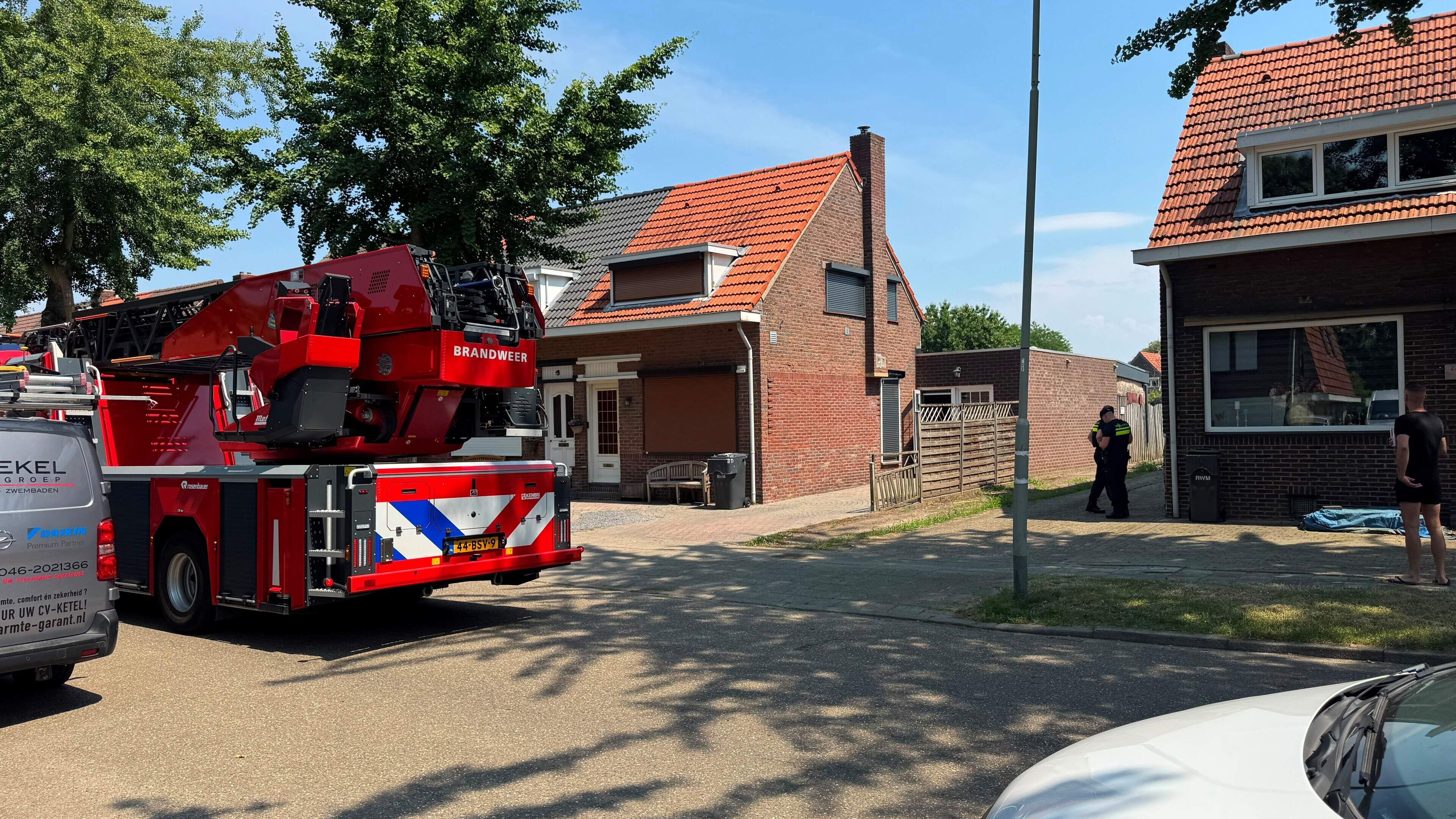 Brand in schuur slaat over naar garage in Geleen