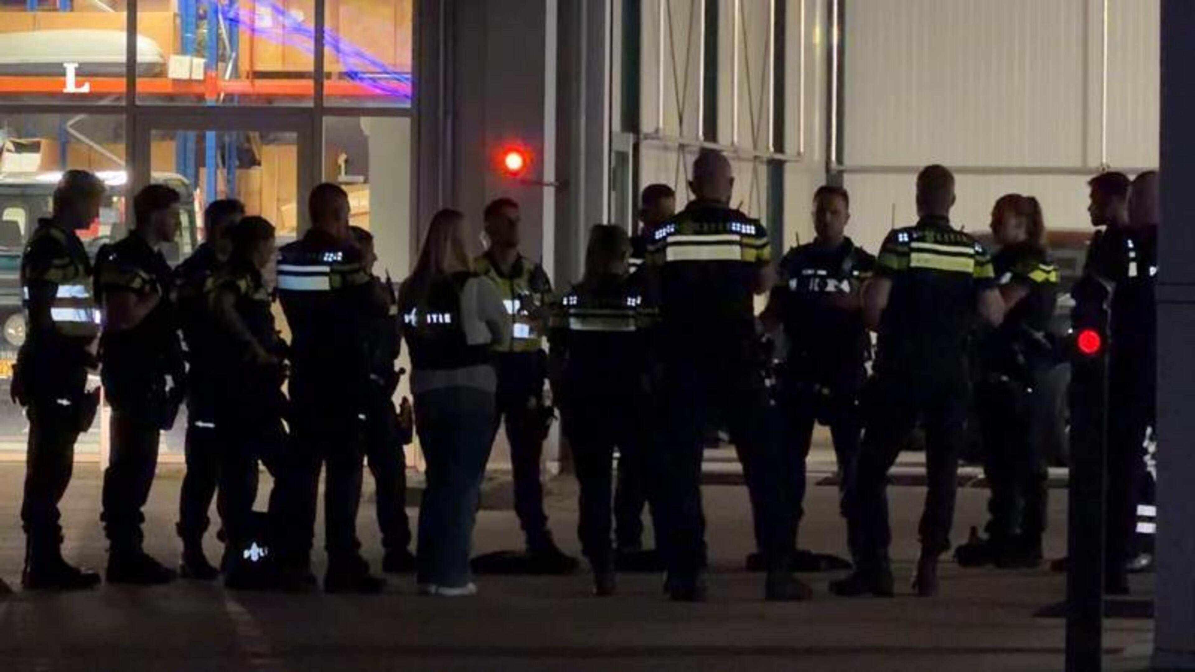 Auto rijdt pand binnen van autodealer in Doenrade