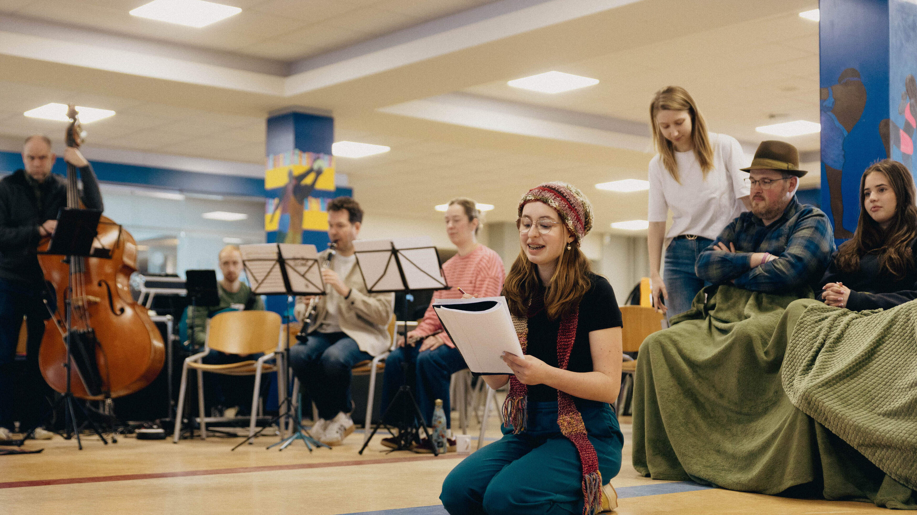 Anne speelt in ‘versleten’ kleren van oma de hoofdrol in de musical Charlie and the chocolate factor
