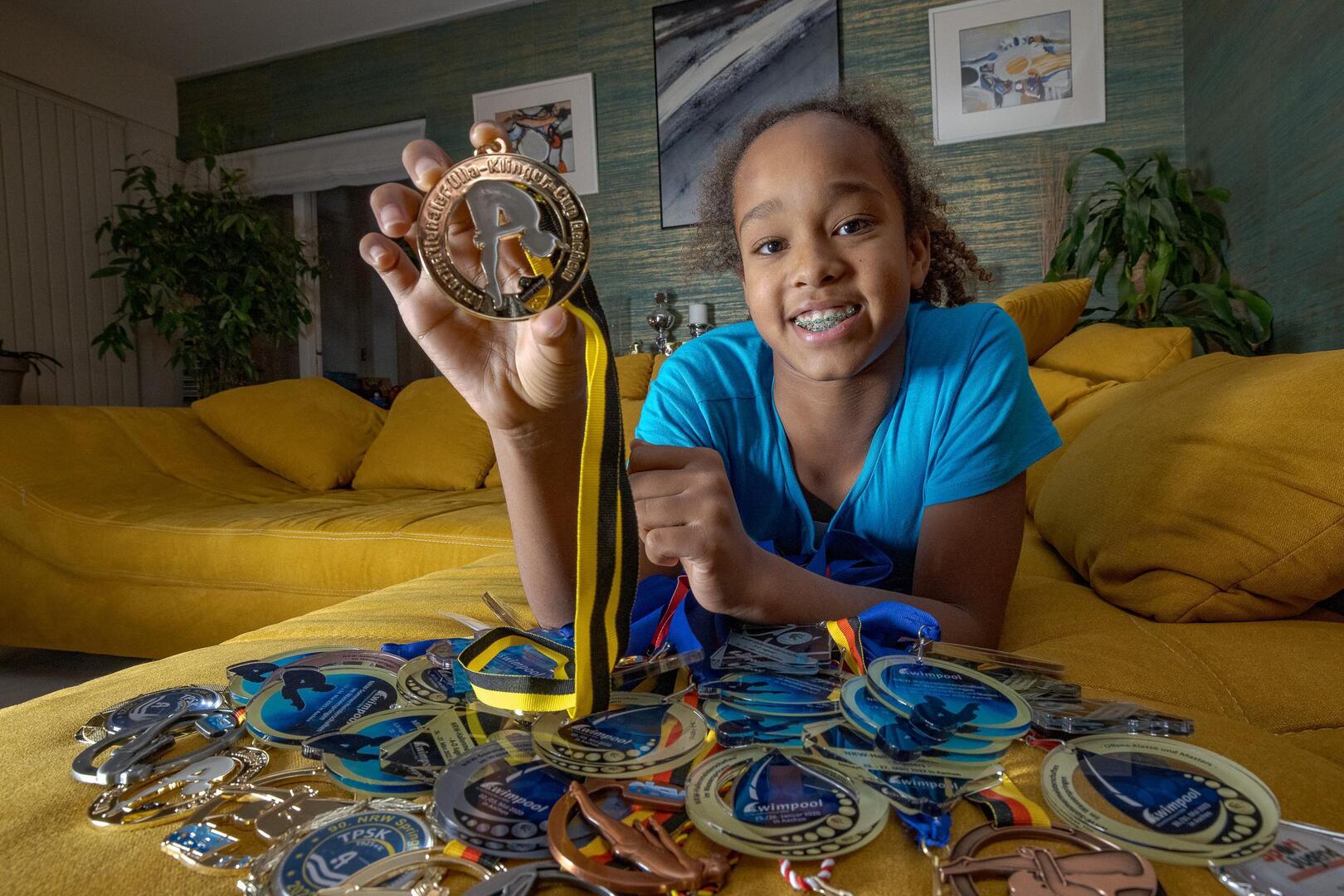 Schoonspringster Nimaro (11) uit Vaals kan haar medailles nu al niet ...