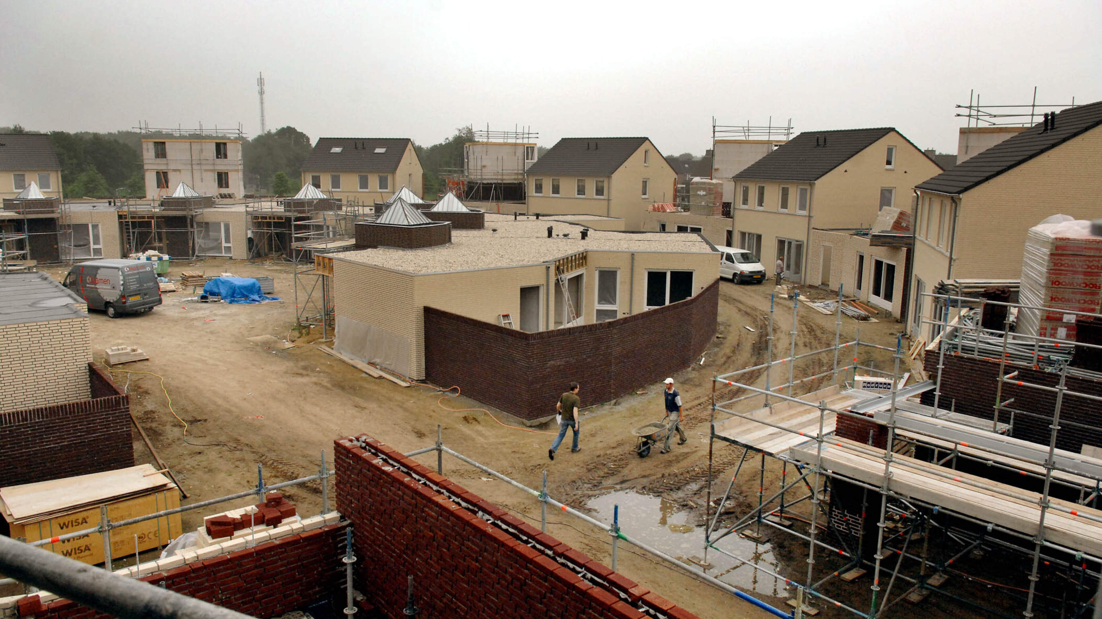 Zo’n 1300 projecten voor woningbouw dreigen stil te vallen door schorsing van controleurs