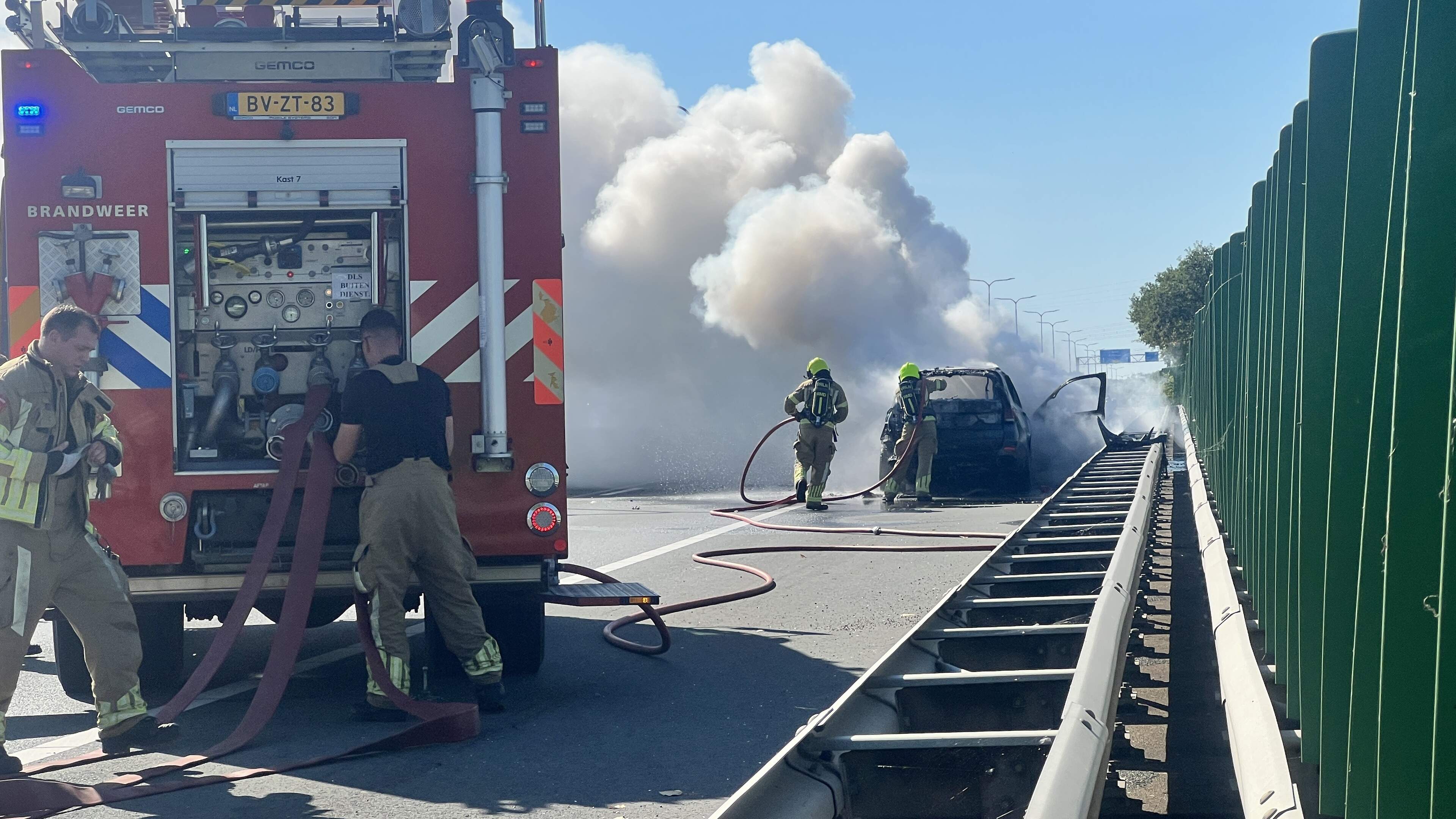 Verkeer op Maasbrug in Roermond helemaal vastgelopen vanwege autobrand