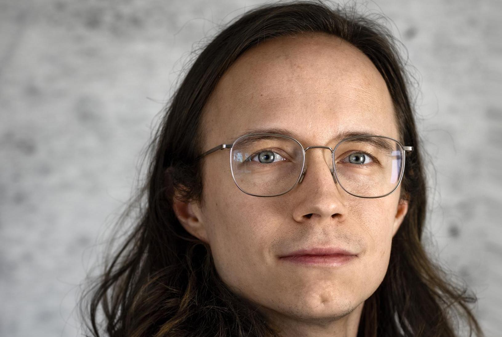 Een jongen van 12 verdwijnt met zijn skelter in het niets: debuutroman Max Hermens schetst beklemmen